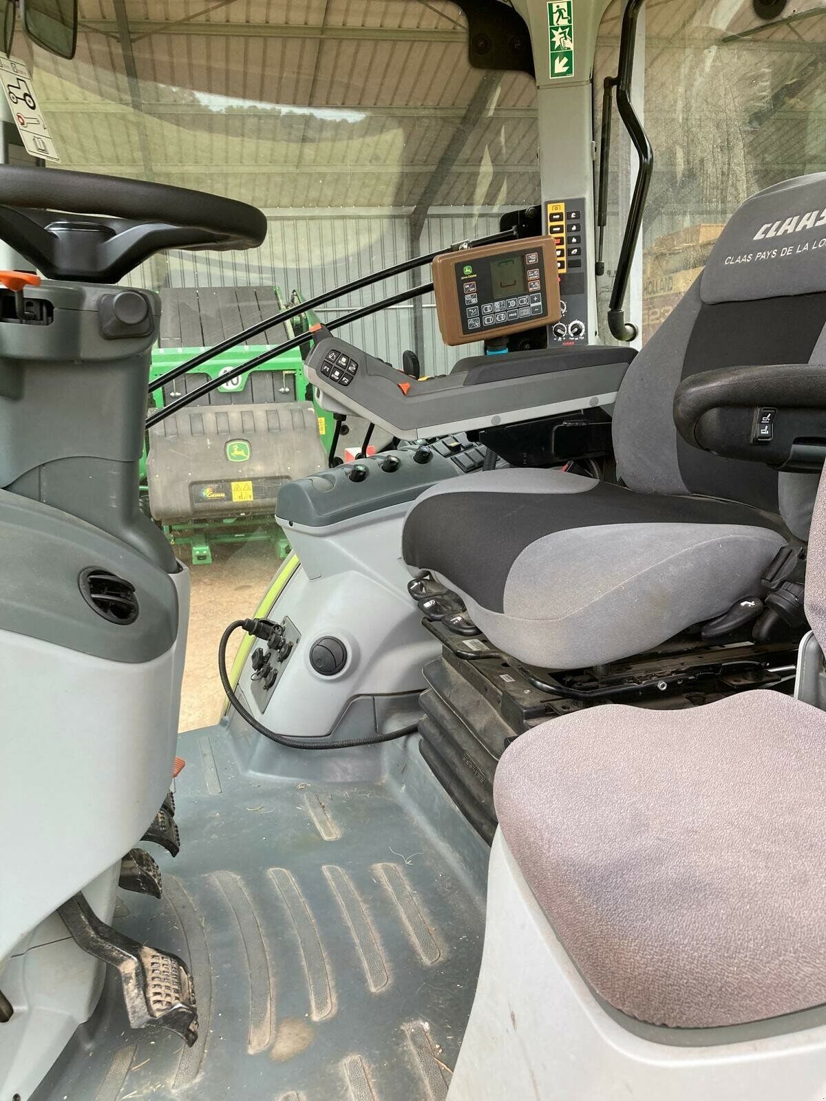 Traktor του τύπου CLAAS ARION 630 - S5 CONCEPT, Gebrauchtmaschine σε ST CLEMENT DE LA PLACE (Φωτογραφία 6)