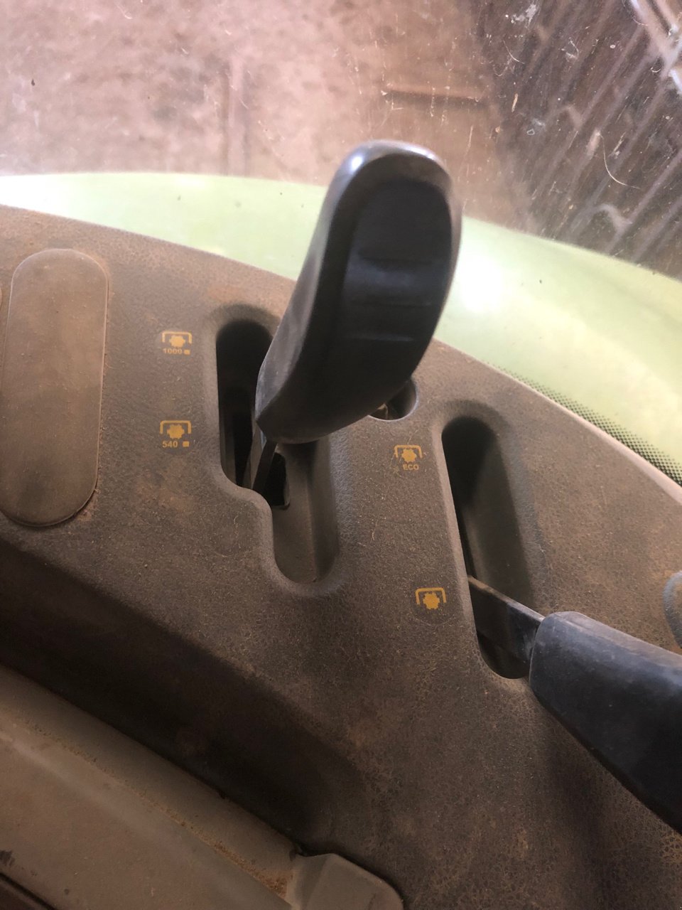 Traktor типа CLAAS ARION 640, Gebrauchtmaschine в Brabant-le-Roi (Фотография 5)