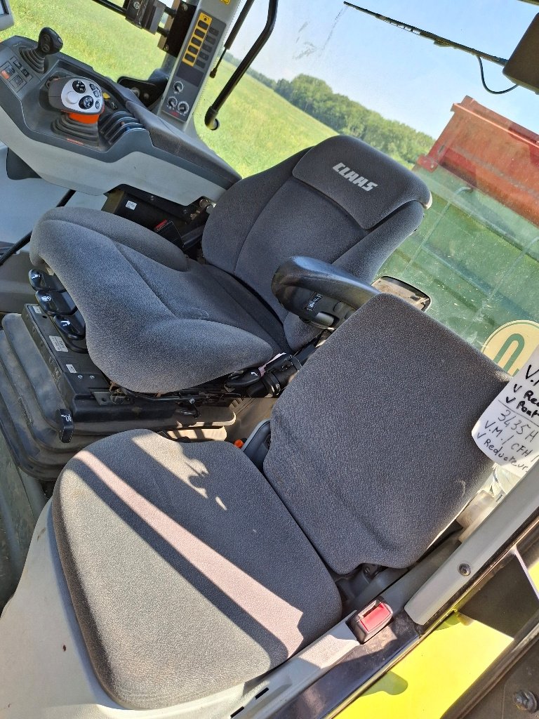 Traktor of the type CLAAS ARION 640, Gebrauchtmaschine in PUSEY (Picture 4)