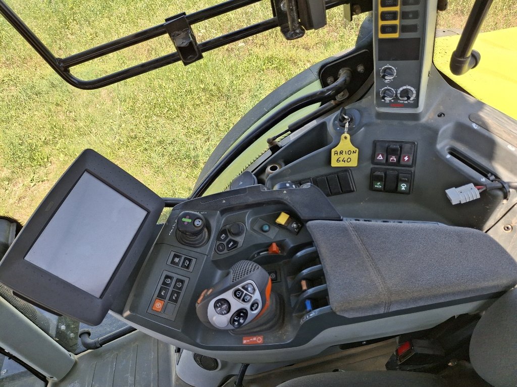 Traktor of the type CLAAS ARION 640, Gebrauchtmaschine in PUSEY (Picture 3)
