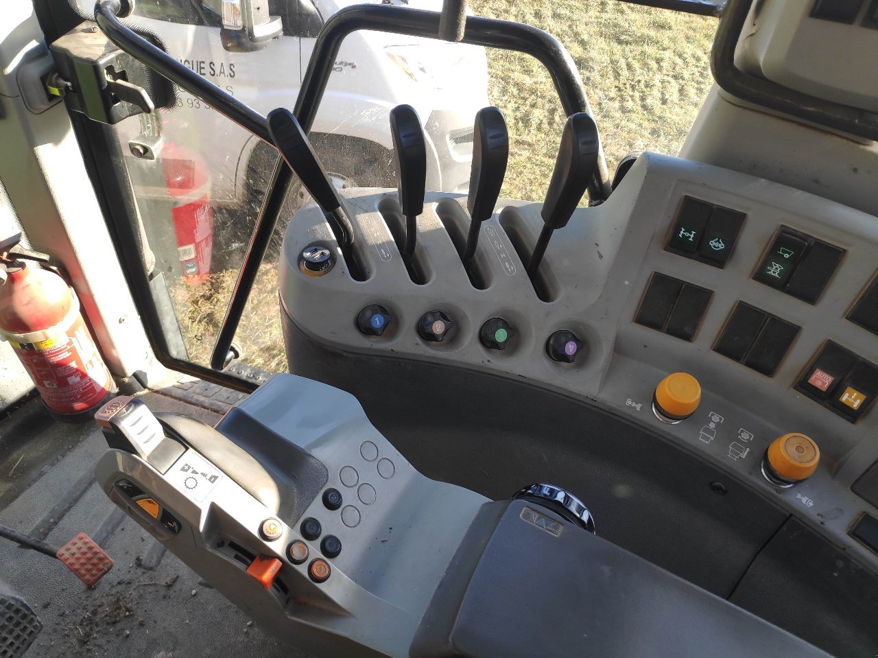 Traktor Türe ait CLAAS ARION 640, Gebrauchtmaschine içinde MORLHON LE HAUT (resim 9)