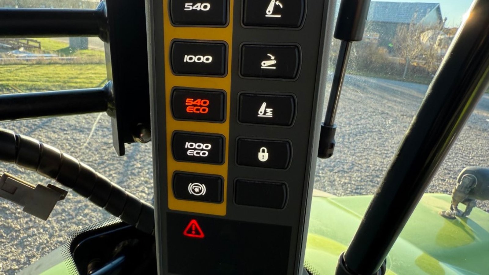 Traktor van het type CLAAS ARION 650 C Matic Med frontpto, Gebrauchtmaschine in Hadsten (Foto 18)