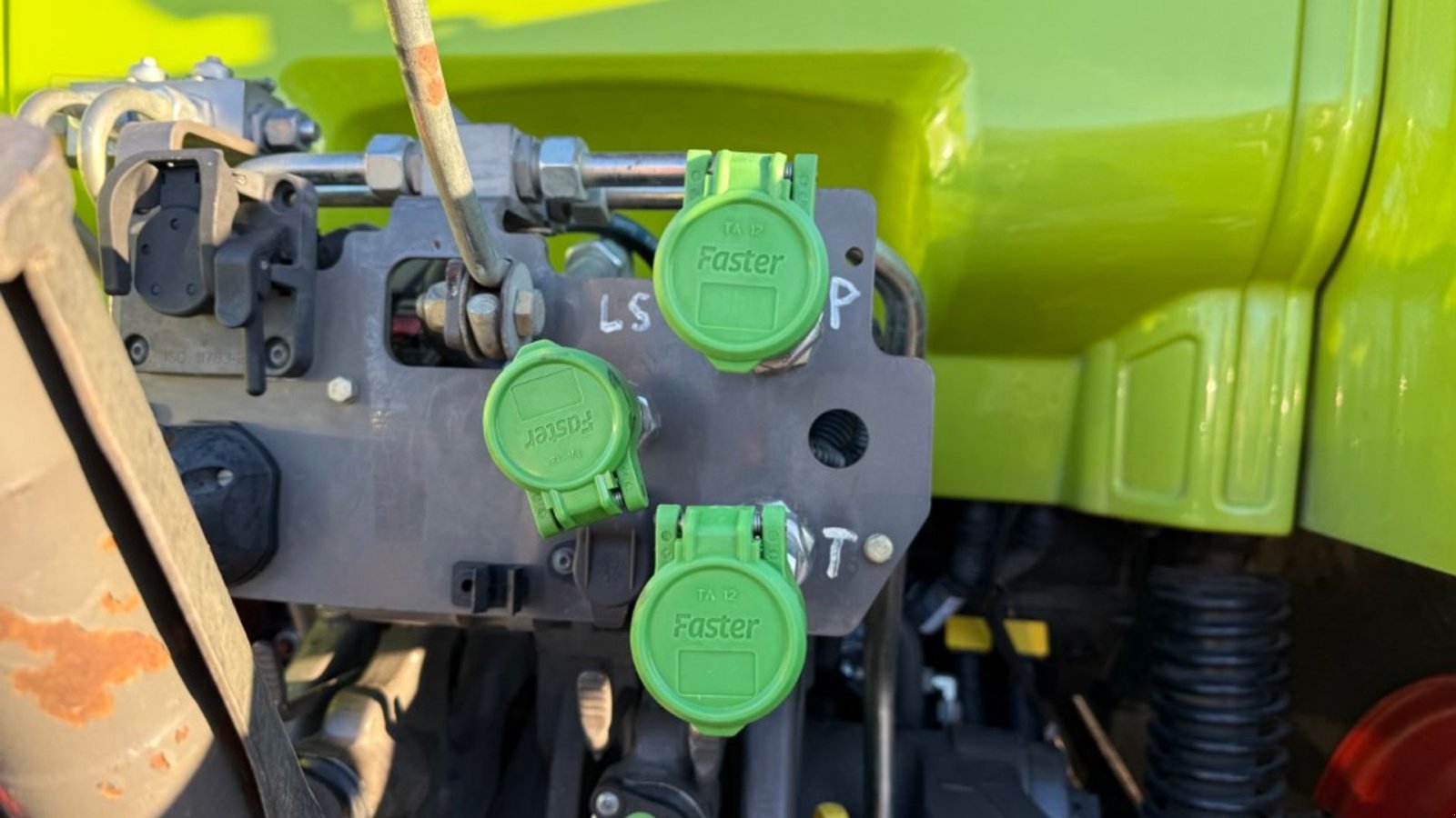 Traktor van het type CLAAS ARION 650 C Matic Med frontpto, Gebrauchtmaschine in Hadsten (Foto 11)