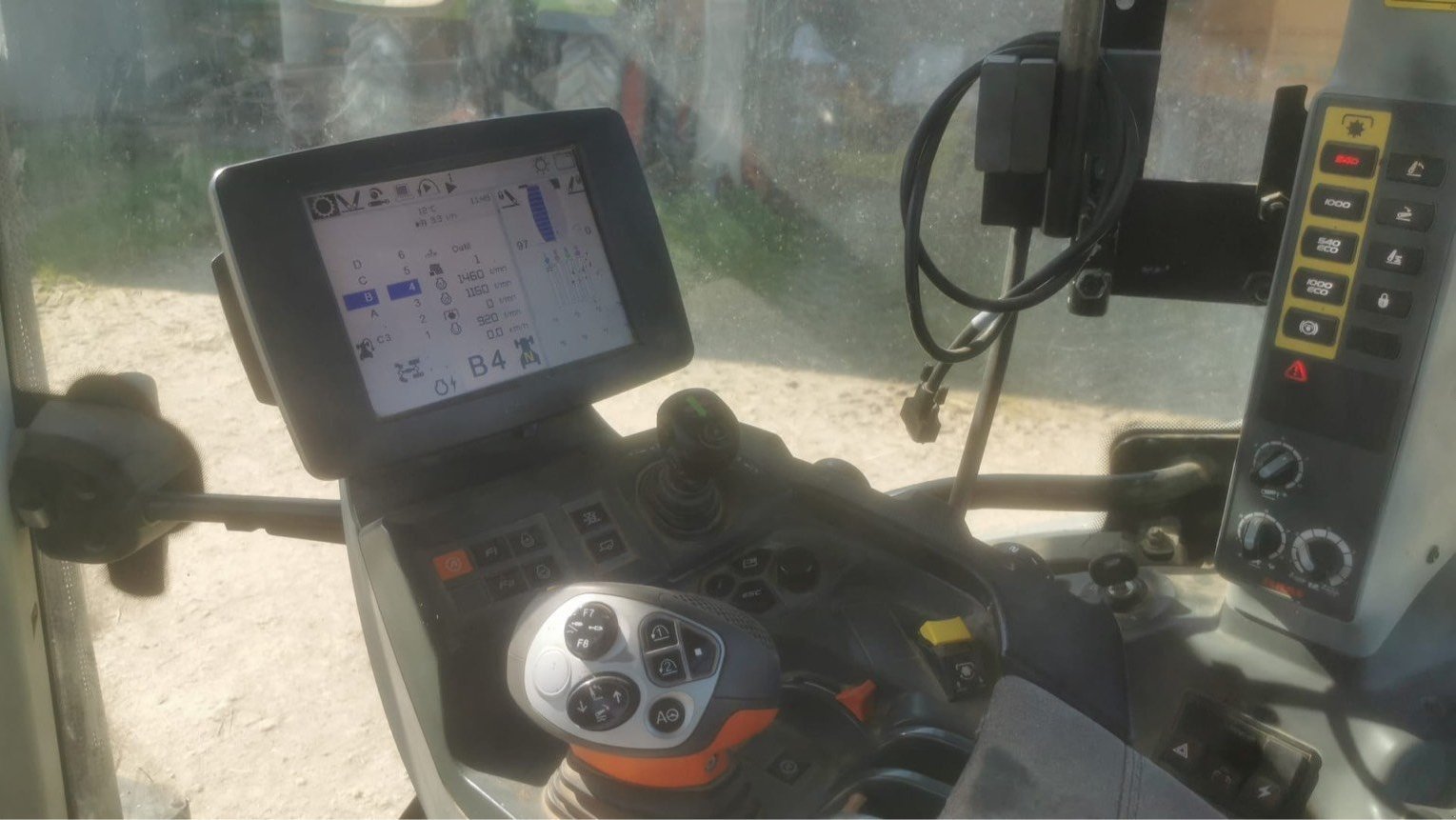 Traktor от тип CLAAS ARION 650 CEBIS, Gebrauchtmaschine в ORLEIX (Снимка 11)