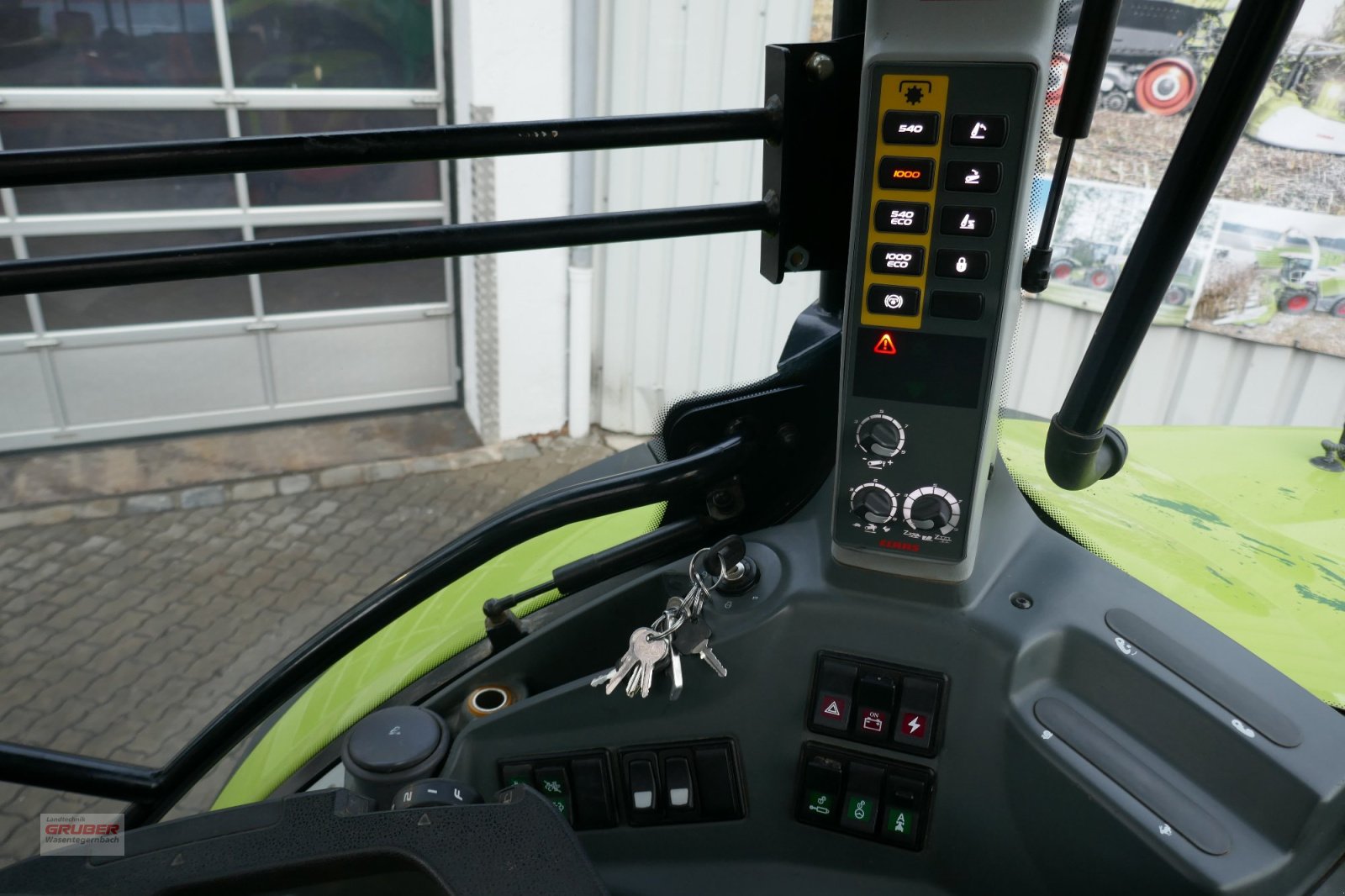 Traktor van het type CLAAS Arion 650 CMATIC mit Quicke Frontlader Q66, Gebrauchtmaschine in Dorfen (Foto 12)