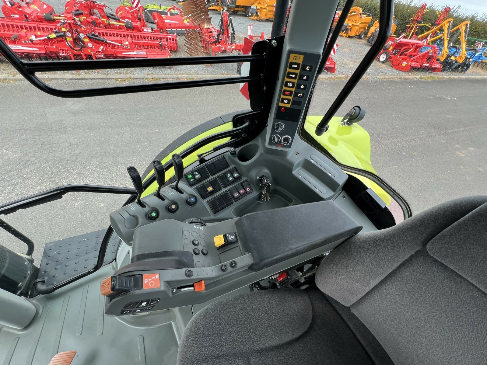 Traktor of the type CLAAS ARION 650 CONCEPT, Gebrauchtmaschine in Gannat (Picture 10)