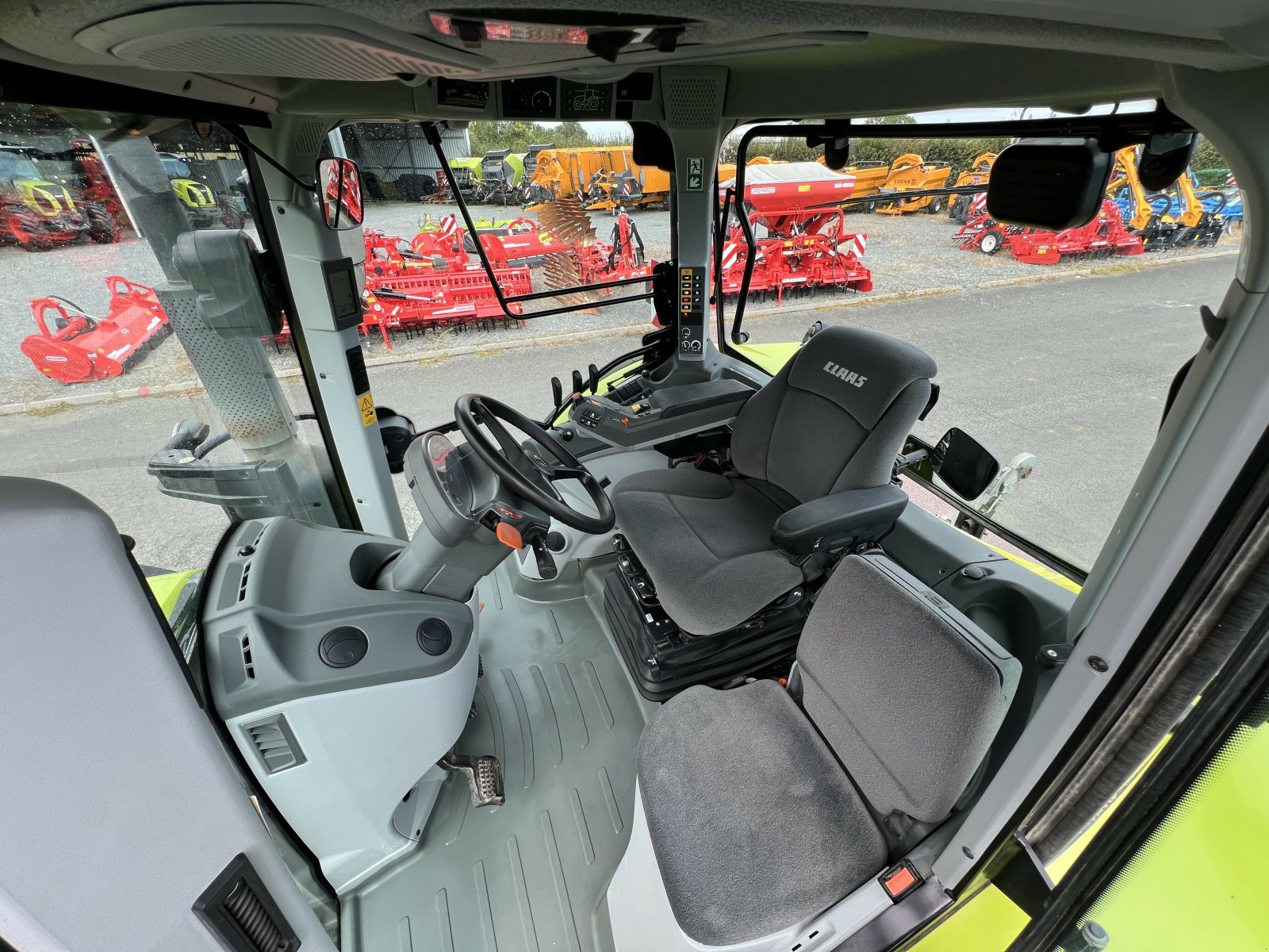 Traktor of the type CLAAS ARION 650 CONCEPT, Gebrauchtmaschine in Gannat (Picture 9)