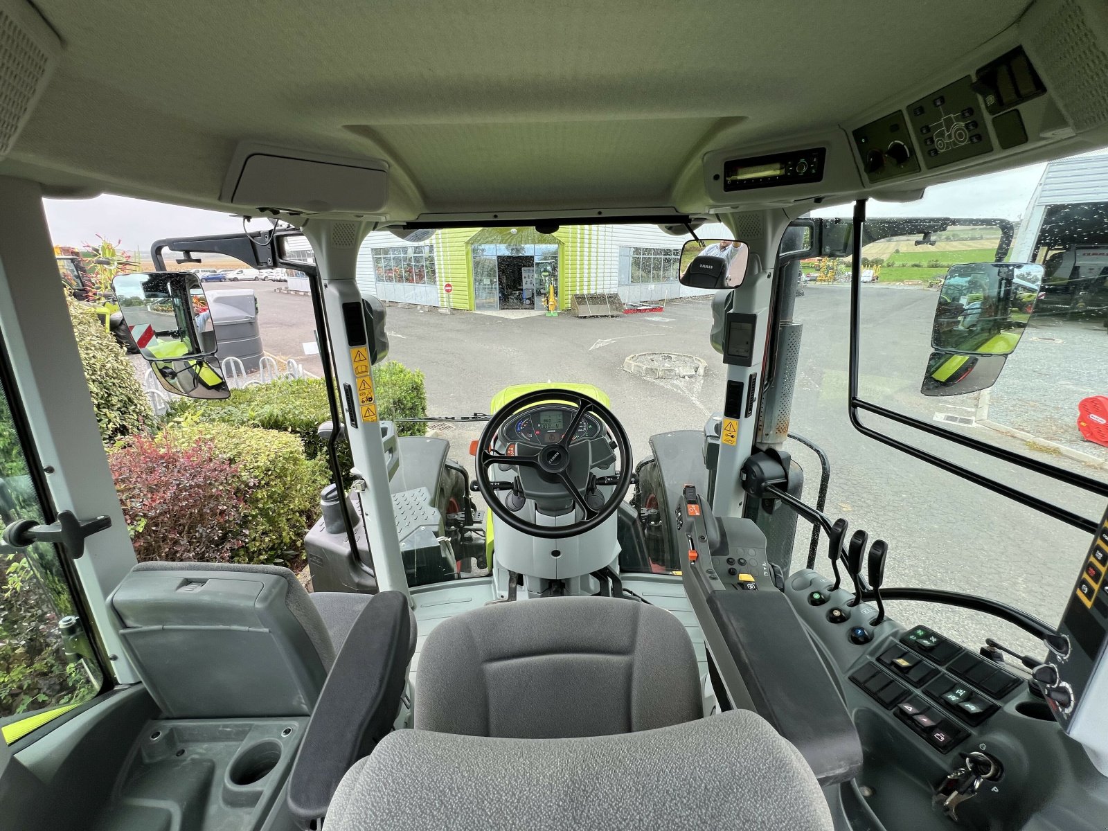 Traktor of the type CLAAS ARION 650 CONCEPT, Gebrauchtmaschine in Gannat (Picture 11)