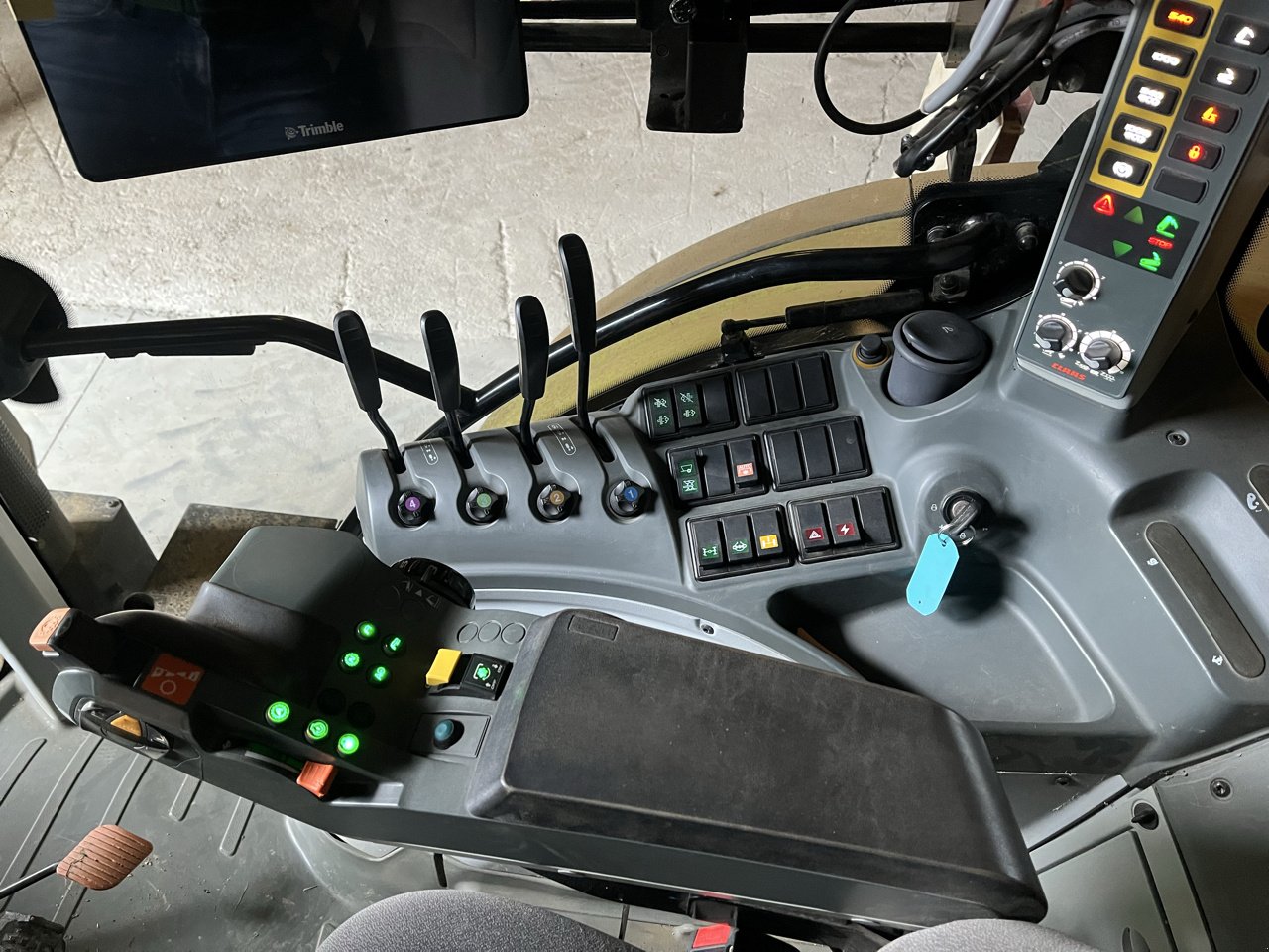 Traktor от тип CLAAS ARION 650, Gebrauchtmaschine в VERT TOULON (Снимка 7)