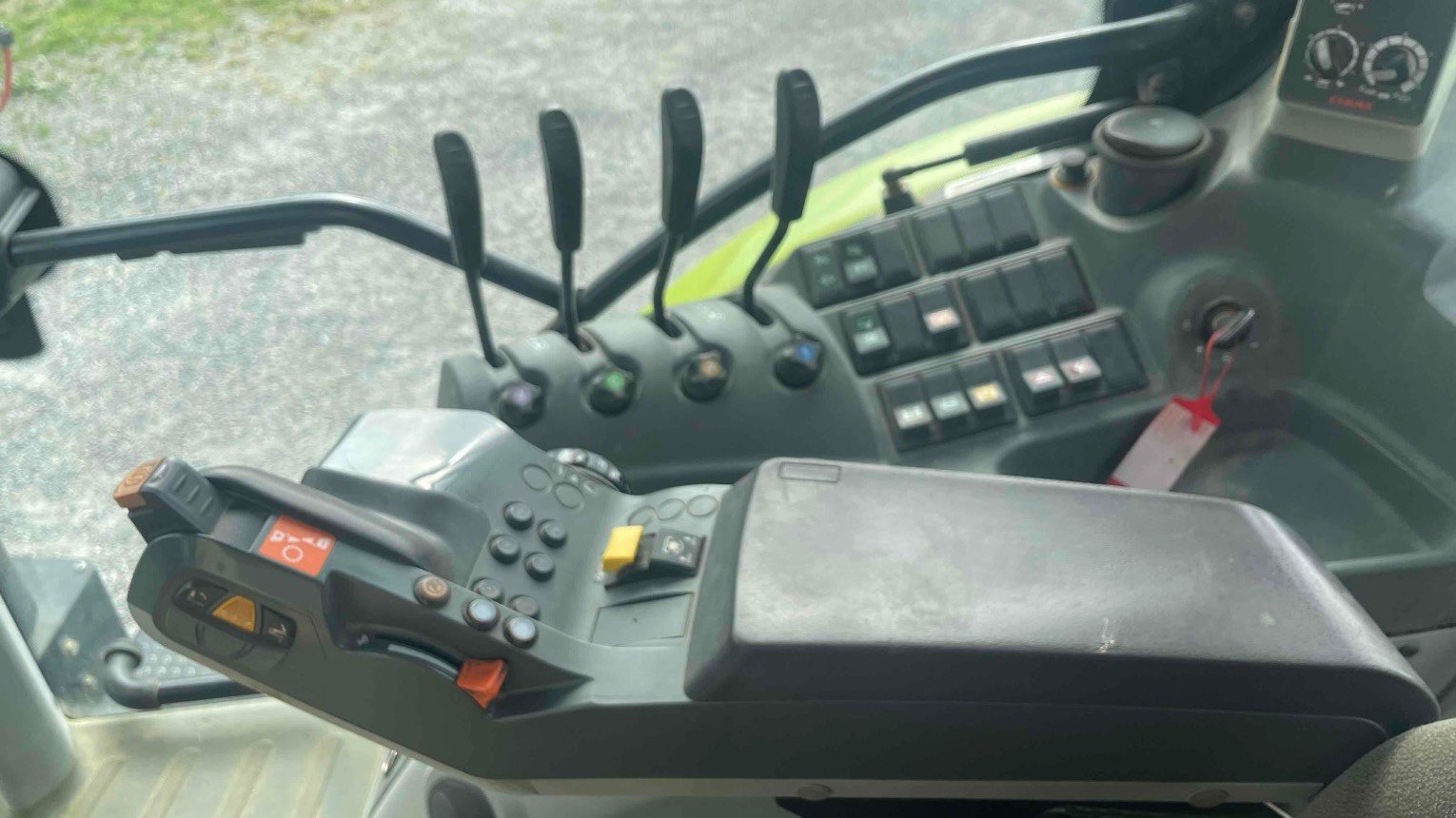 Traktor типа CLAAS ARION 650, Gebrauchtmaschine в ST ELIX THEUX (Фотография 8)