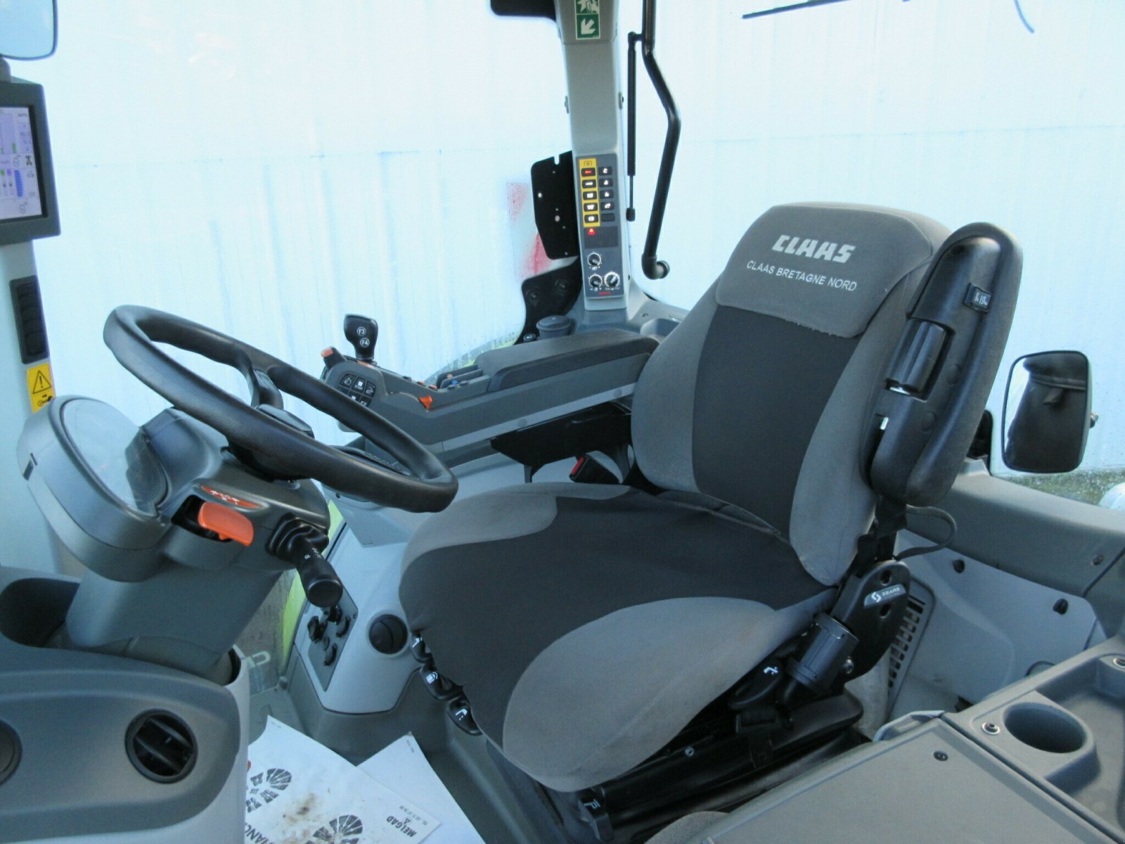 Traktor van het type CLAAS ARION 660 CMATIC CONCEPT-NÂ°1, Gebrauchtmaschine in PLOUIGNEAU (Foto 8)