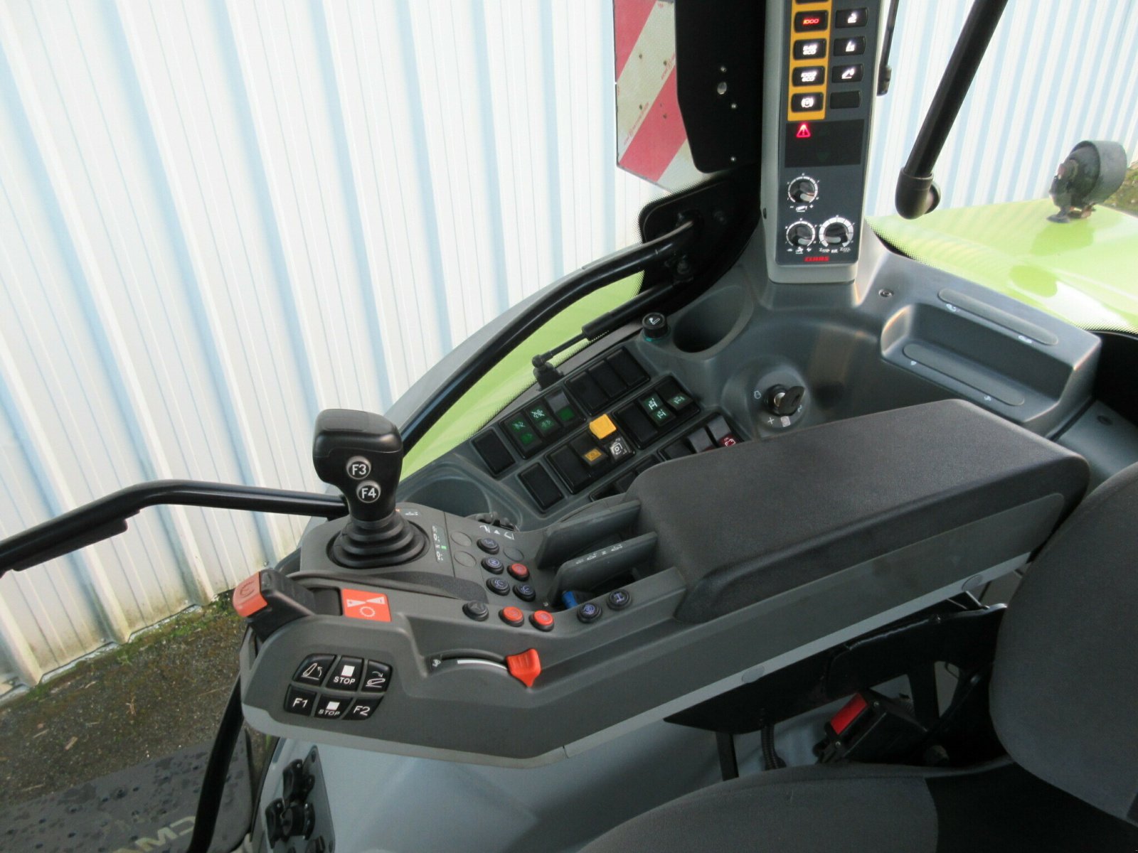 Traktor типа CLAAS ARION 660 CMATIC CONCEPT-NÂ°2, Gebrauchtmaschine в PLOUIGNEAU (Фотография 7)