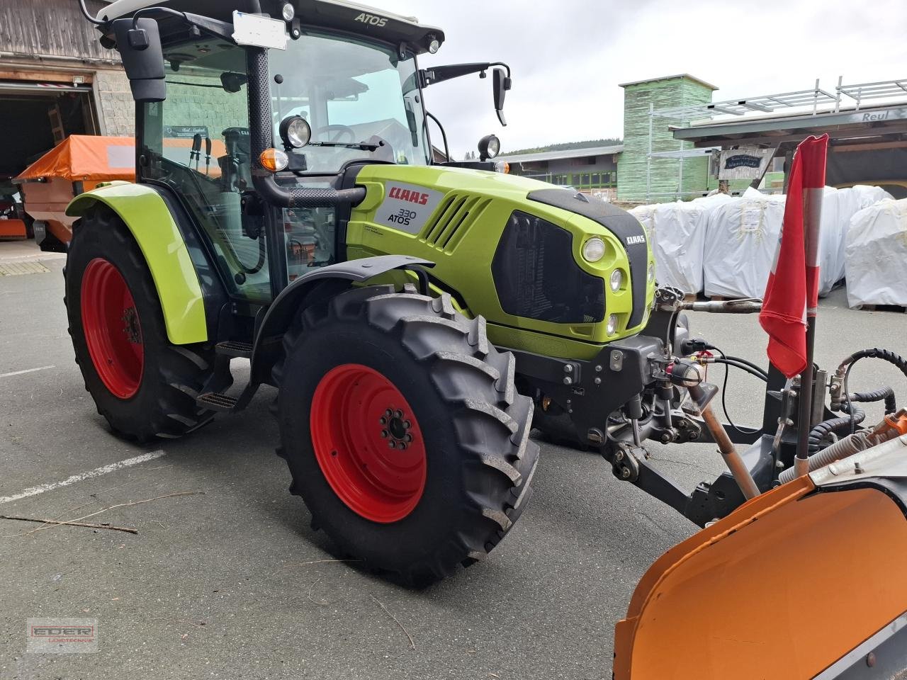 Traktor типа CLAAS Atos 330 mit Schneeschild/Streuer, Gebrauchtmaschine в Rehau-Rosenbühl (Фотография 2)