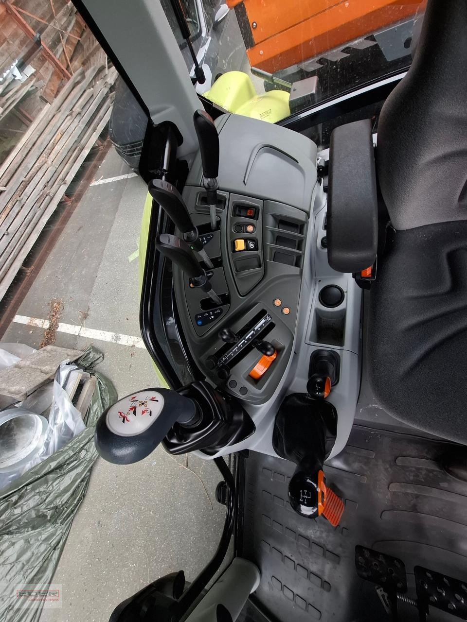 Traktor типа CLAAS Atos 330 mit Schneeschild/Streuer, Gebrauchtmaschine в Rehau-Rosenbühl (Фотография 18)