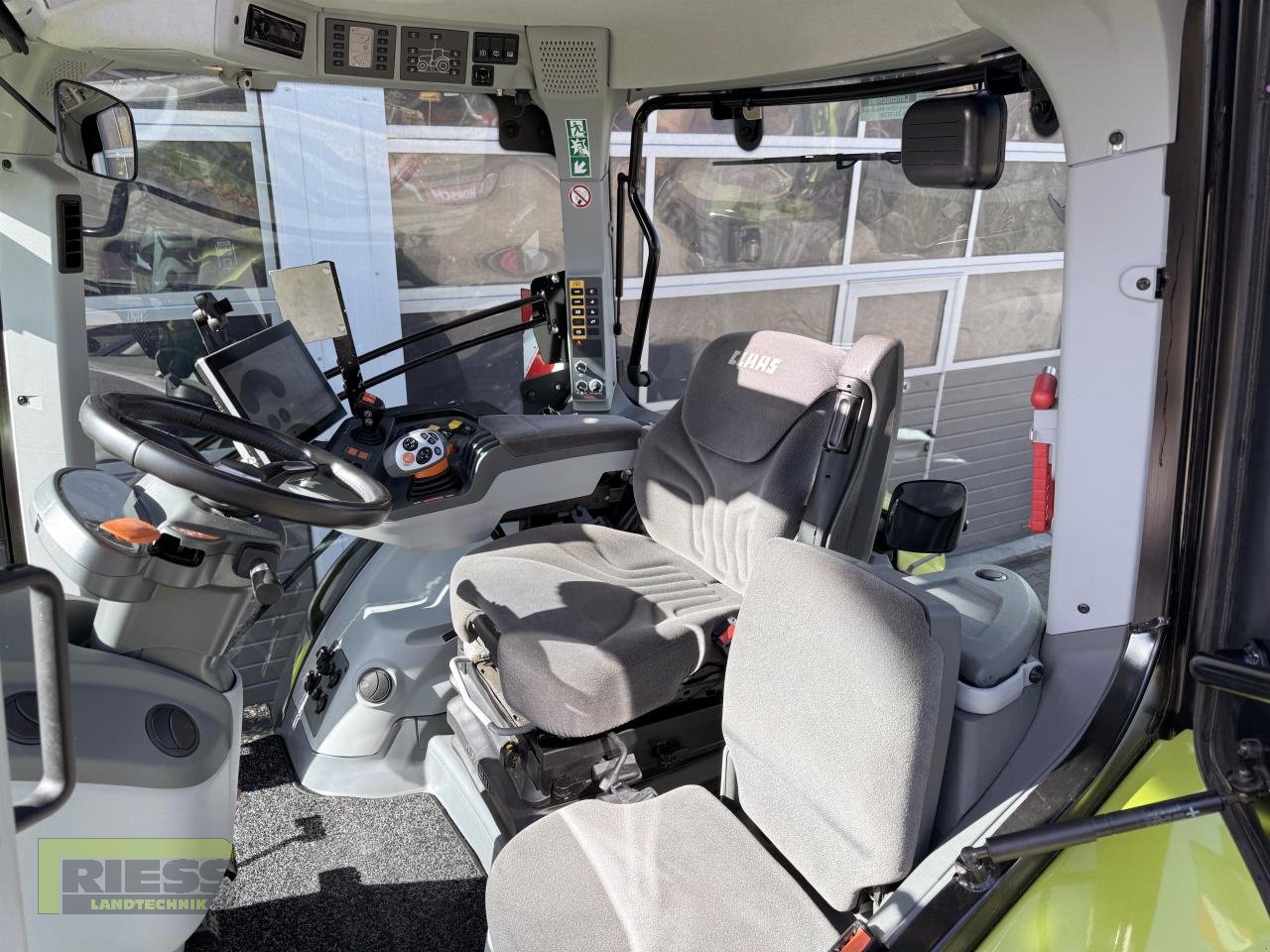 Traktor of the type CLAAS AXION 800 CEBIS HEXASHIFT A50, Neumaschine in Homberg/Ohm - Maulbach (Picture 4)