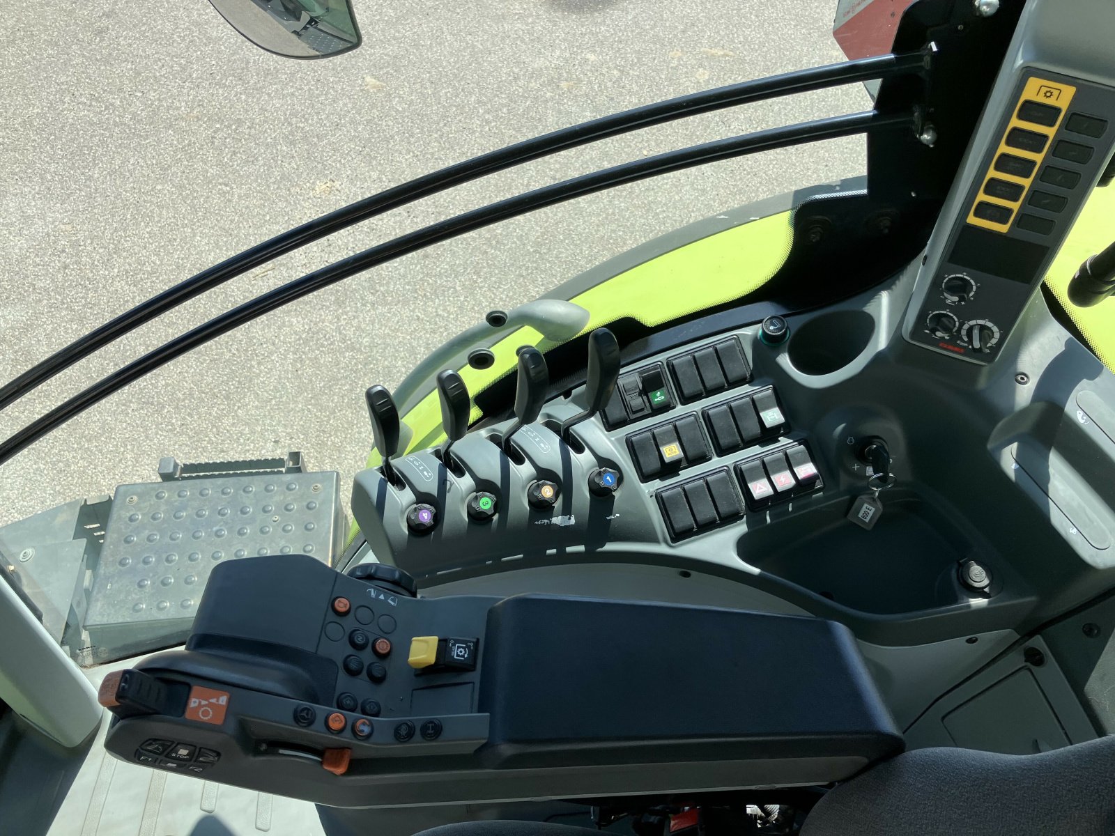 Traktor του τύπου CLAAS AXION 800 CIS, Gebrauchtmaschine σε AILLAS (Φωτογραφία 3)