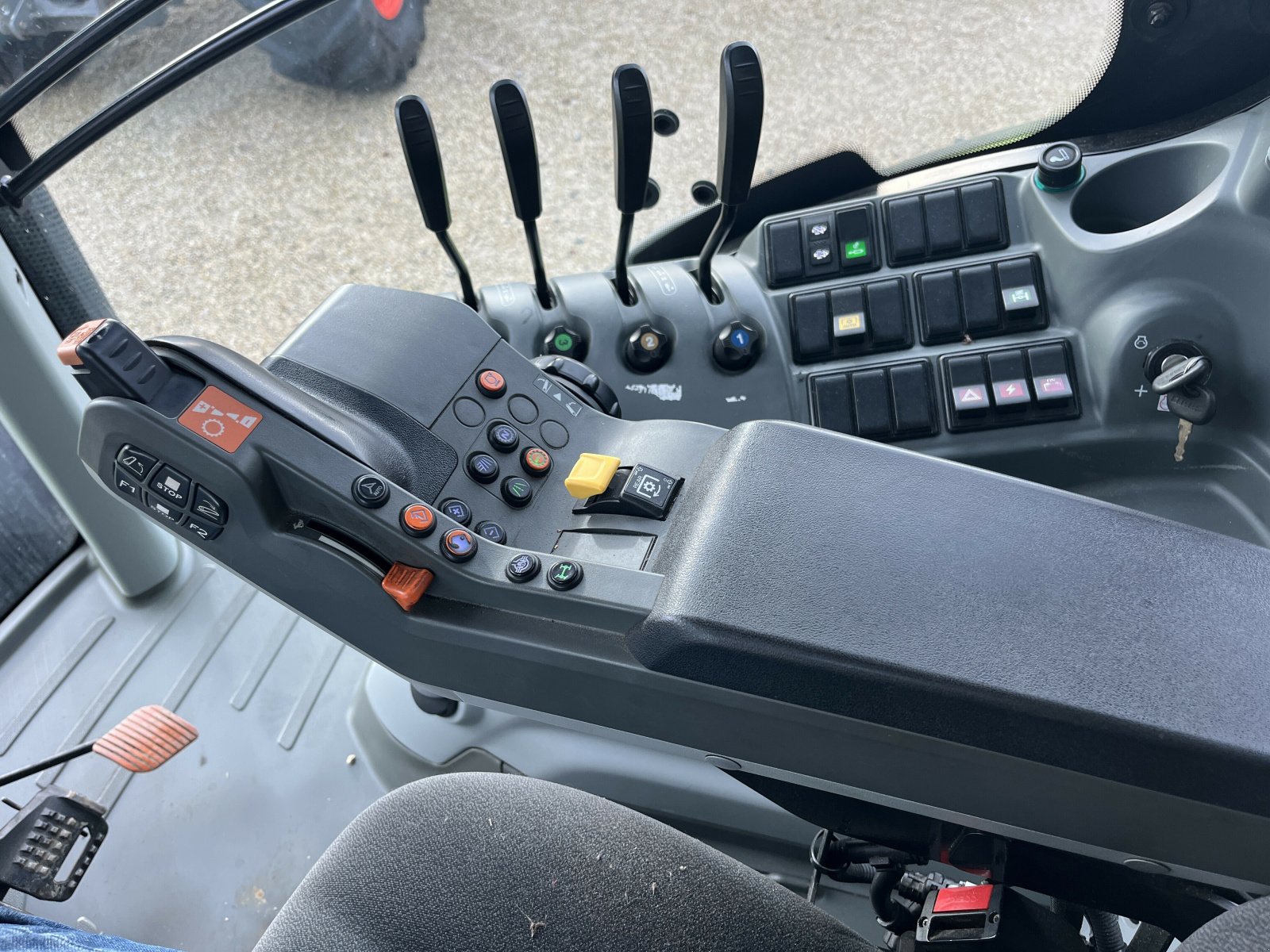 Traktor typu CLAAS AXION 800 CIS, Gebrauchtmaschine w PONTIVY (Zdjęcie 8)