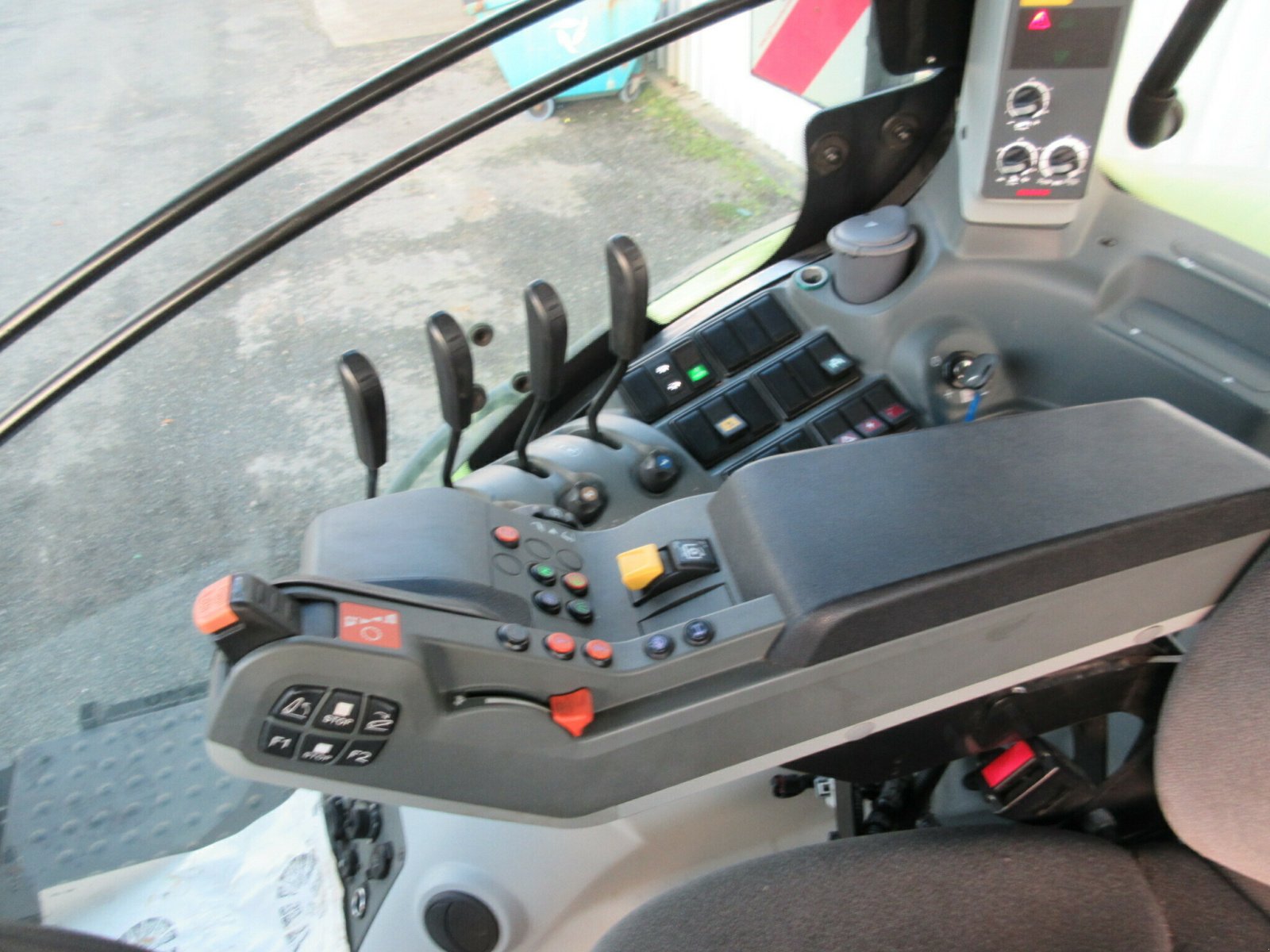 Traktor des Typs CLAAS AXION 800 HEXASHIFT LS+, Gebrauchtmaschine in PLOUIGNEAU (Bild 5)