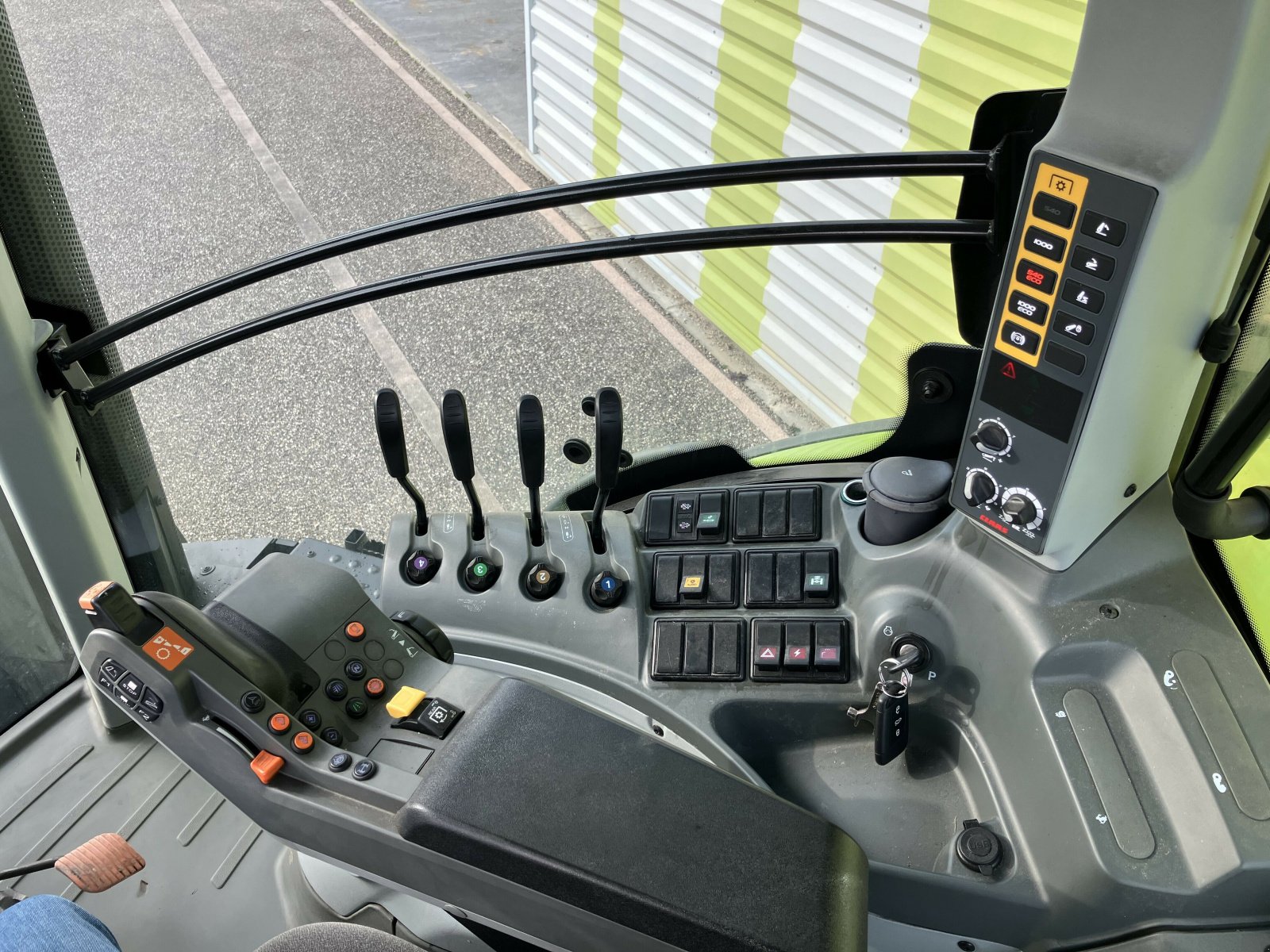 Traktor of the type CLAAS AXION 800 HEXASHIFT LS+, Gebrauchtmaschine in Gardonne (Picture 11)