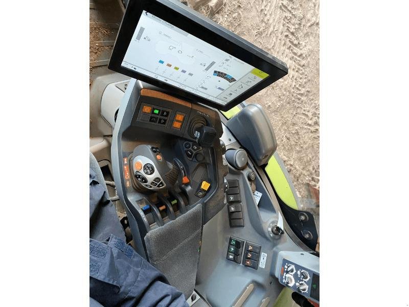 Traktor от тип CLAAS AXION 800, Gebrauchtmaschine в SAINT-GERMAIN DU PUY (Снимка 8)