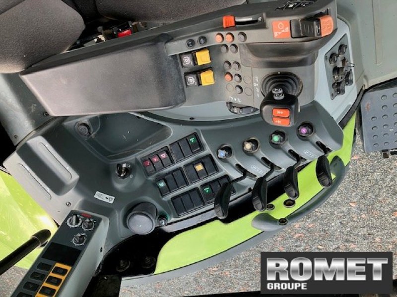 Traktor типа CLAAS AXION 800, Gebrauchtmaschine в Gennes sur glaize (Фотография 7)