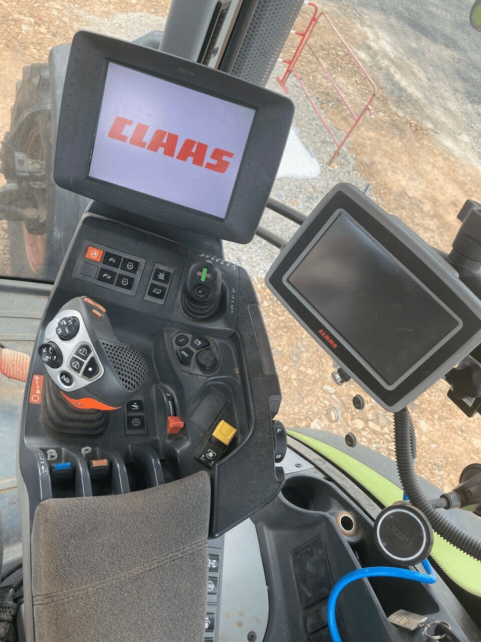 Traktor del tipo CLAAS AXION 800, Gebrauchtmaschine In ST CLEMENT DE LA PLACE (Immagine 3)