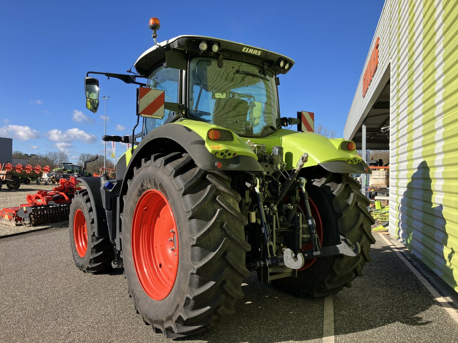 Traktor van het type CLAAS AXION 810 CIS, Gebrauchtmaschine in AILLAS (Foto 4)