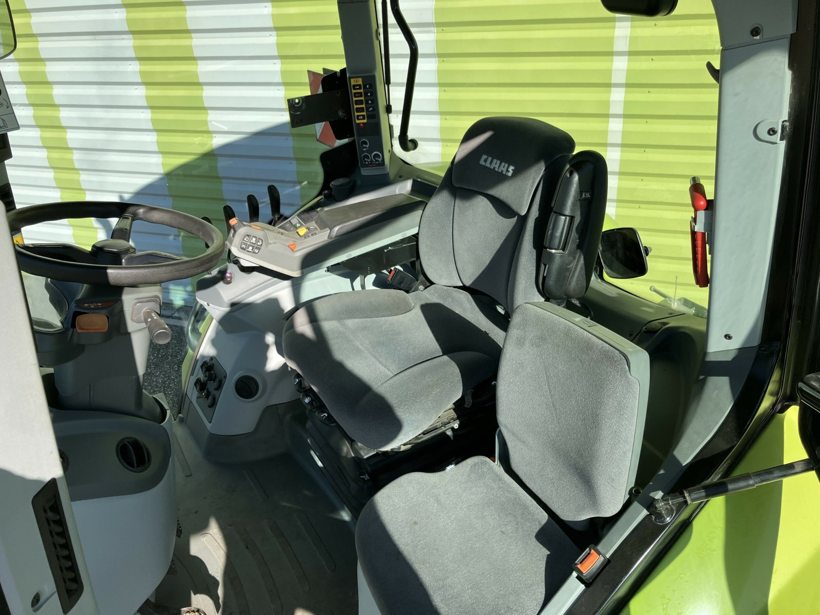 Traktor van het type CLAAS AXION 810 CIS, Gebrauchtmaschine in AILLAS (Foto 10)