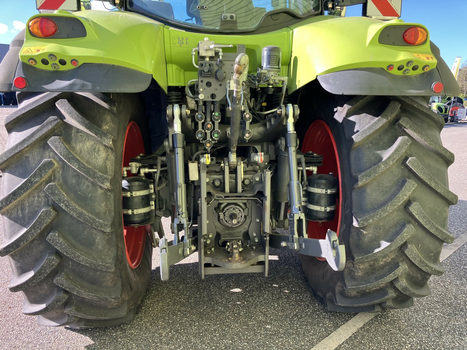 Traktor van het type CLAAS AXION 810 CIS, Gebrauchtmaschine in AILLAS (Foto 5)