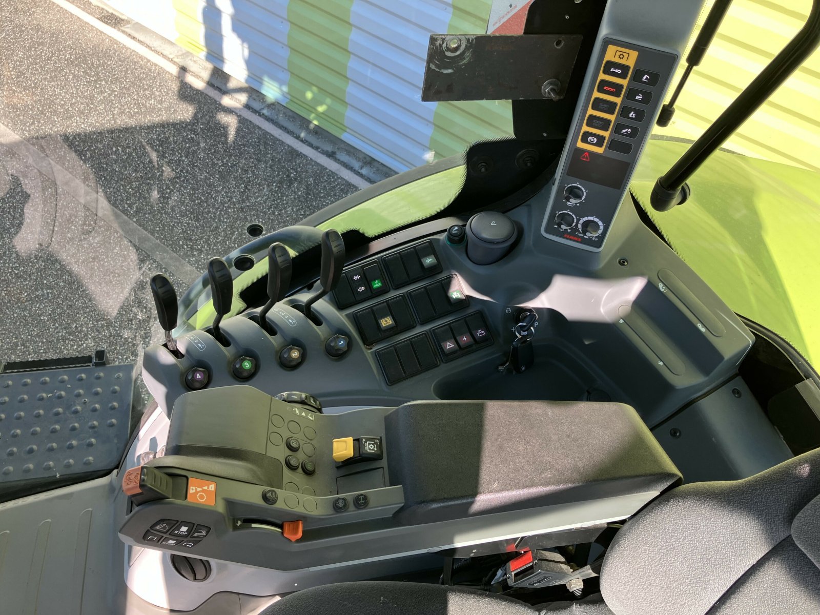 Traktor van het type CLAAS AXION 810 CIS, Gebrauchtmaschine in AILLAS (Foto 11)