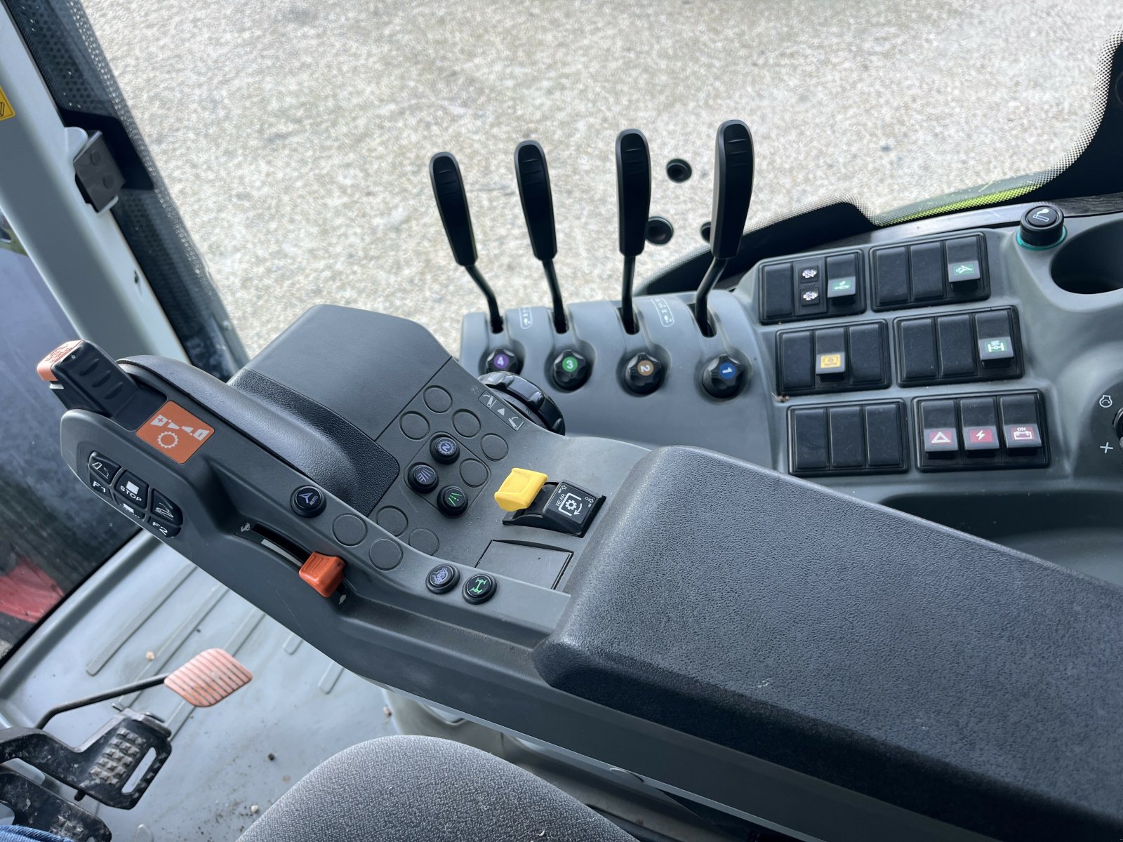 Traktor typu CLAAS AXION 810 CIS, Gebrauchtmaschine v PONTIVY (Obrázek 10)