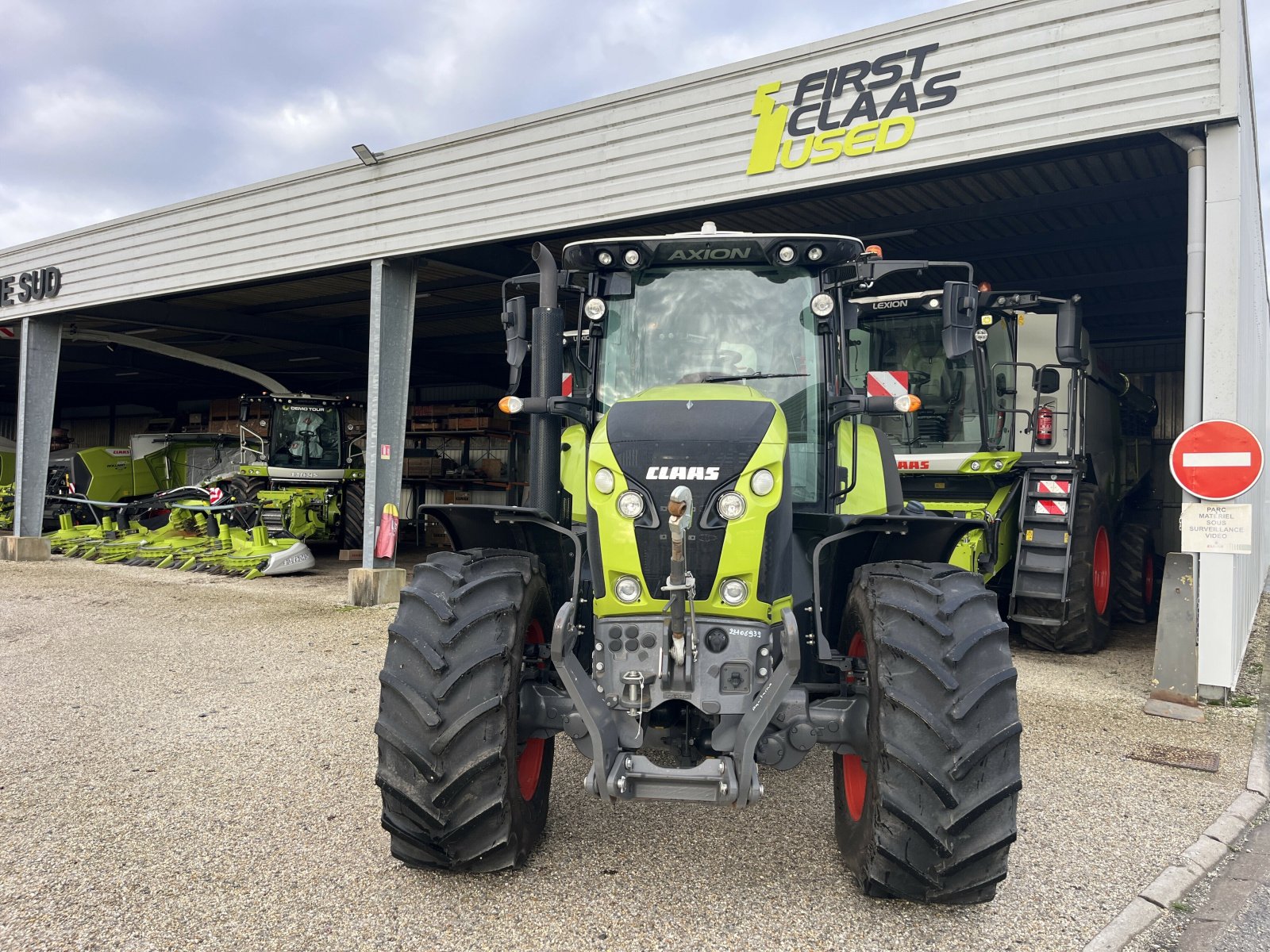 Traktor typu CLAAS AXION 810 CIS, Gebrauchtmaschine v PONTIVY (Obrázek 2)