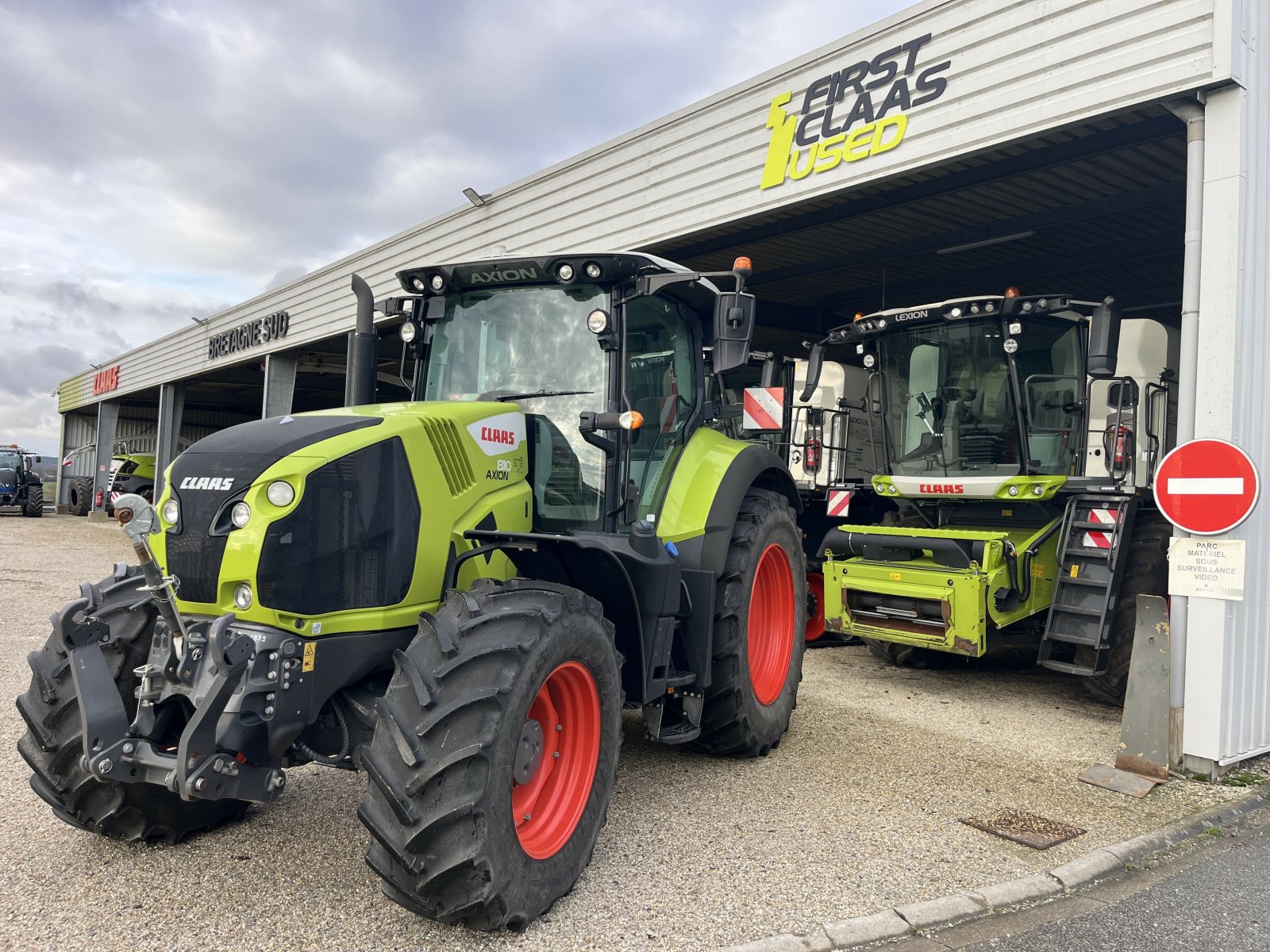 Traktor typu CLAAS AXION 810 CIS, Gebrauchtmaschine v PONTIVY (Obrázek 4)