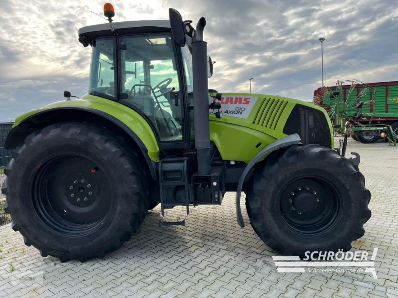 Traktor des Typs CLAAS AXION 810 CIS, Gebrauchtmaschine in Scharrel (Bild 3)