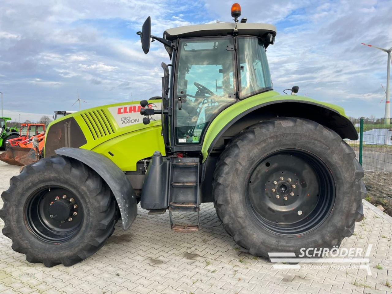 Traktor des Typs CLAAS AXION 810 CIS, Gebrauchtmaschine in Scharrel (Bild 12)