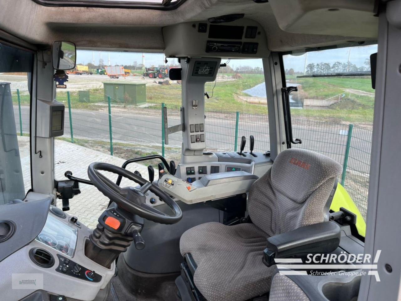 Traktor des Typs CLAAS AXION 810 CIS, Gebrauchtmaschine in Scharrel (Bild 13)