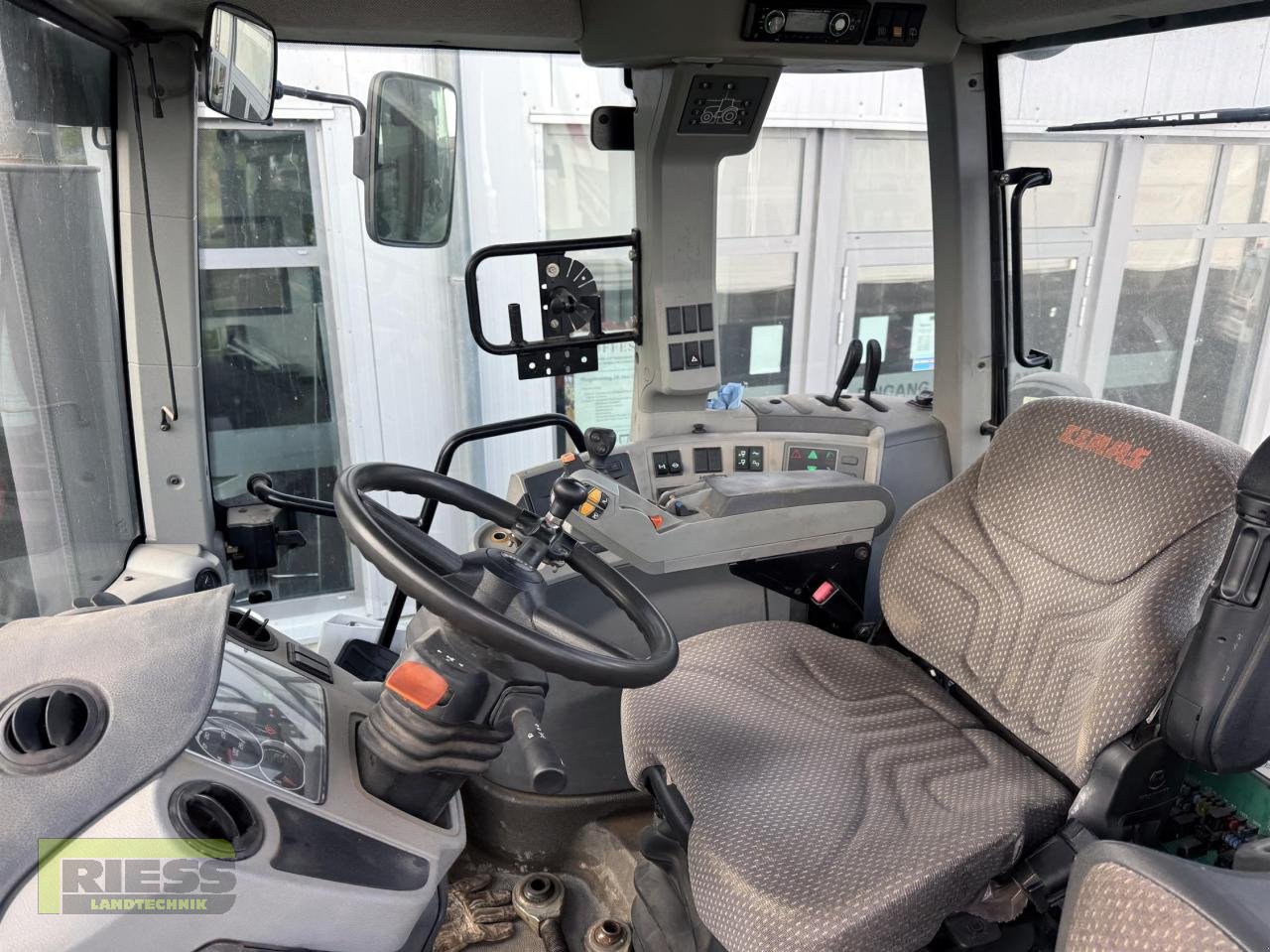 Traktor typu CLAAS AXION 810 CMATIC A31, Gebrauchtmaschine w Homberg/Ohm - Maulbach (Zdjęcie 4)