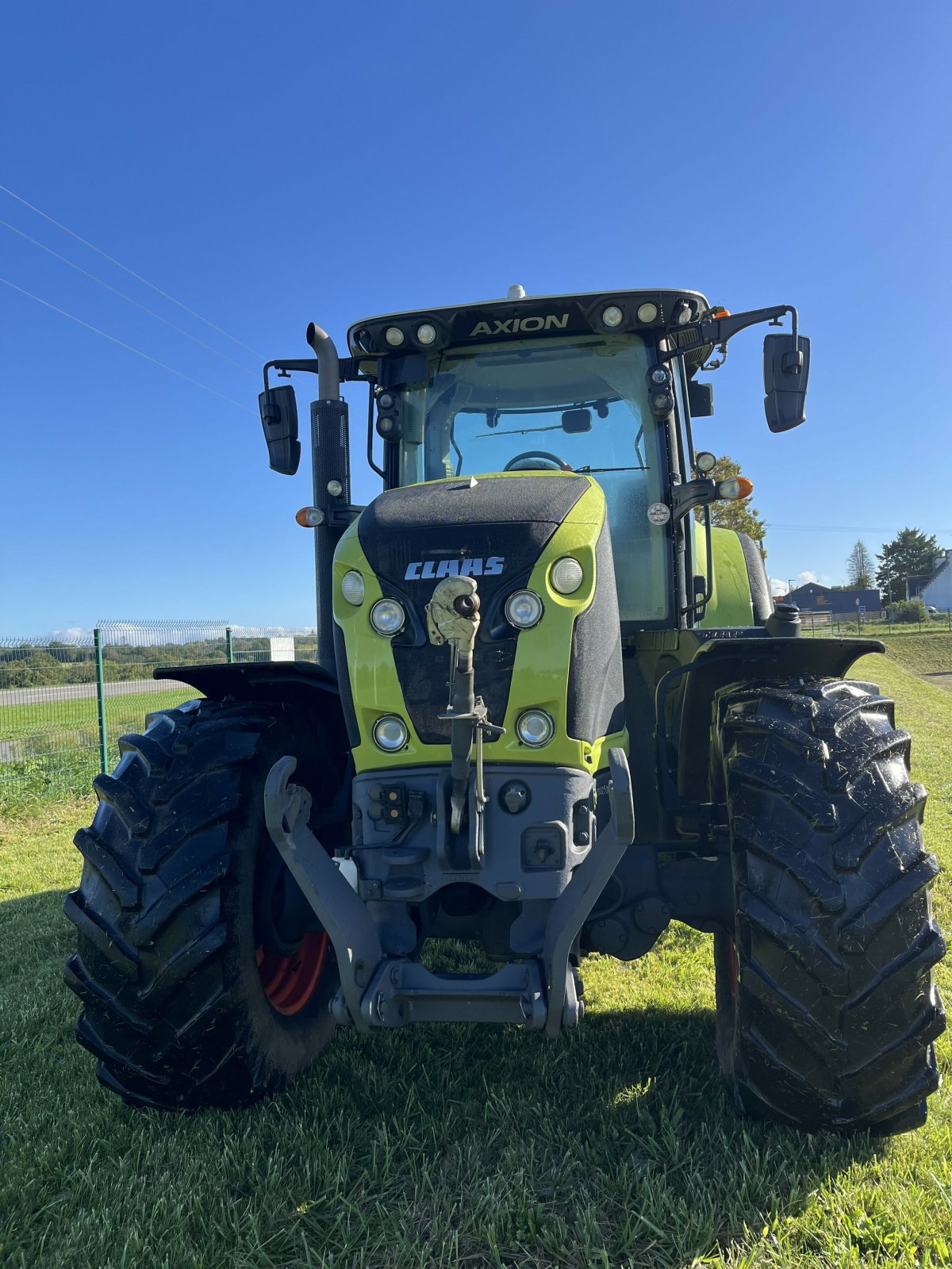 Traktor типа CLAAS AXION 810 CMATIC BUSINESS, Gebrauchtmaschine в PONTIVY (Фотография 2)