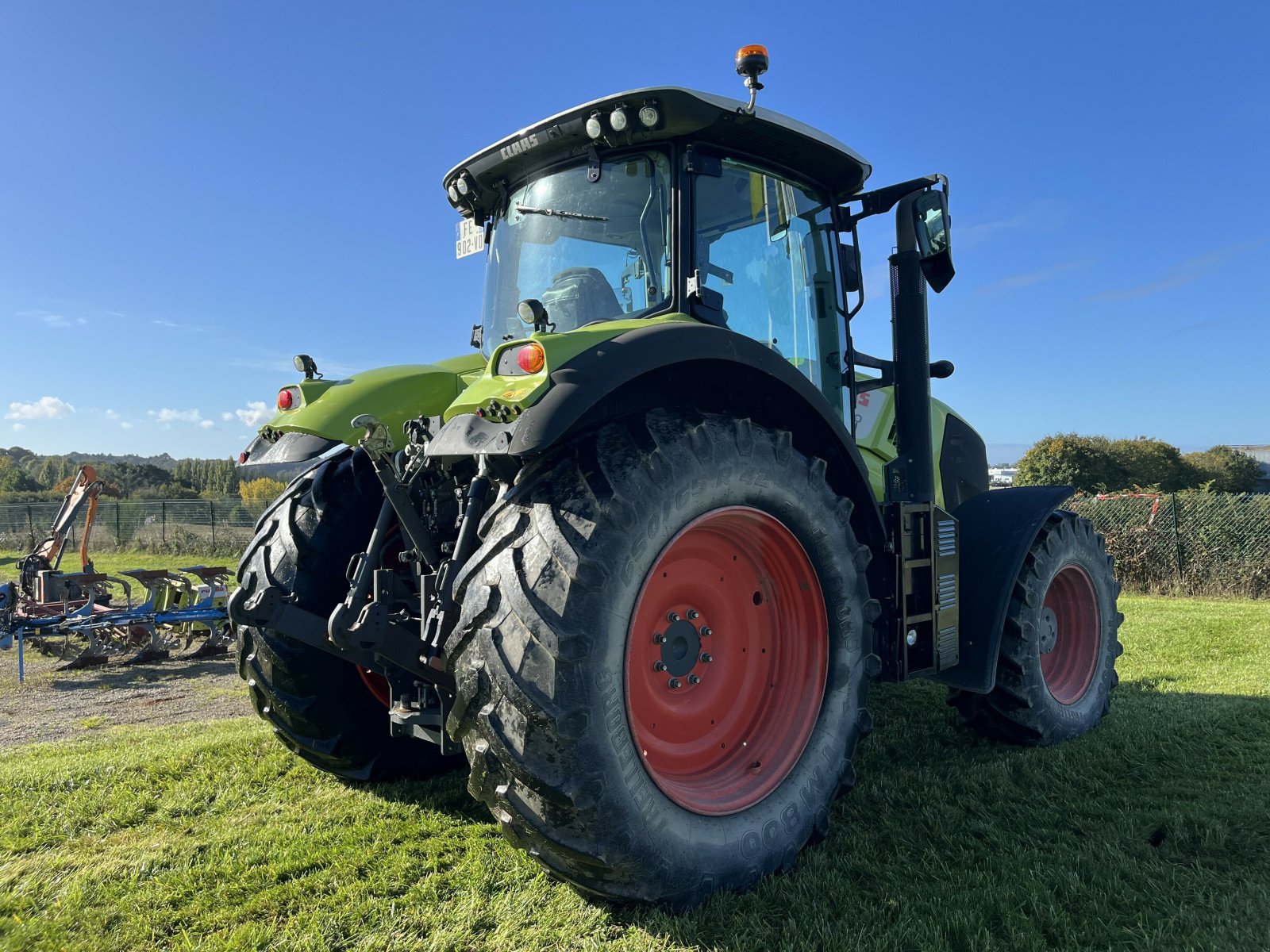 Traktor of the type CLAAS AXION 810 CMATIC BUSINESS, Gebrauchtmaschine in PONTIVY (Picture 5)