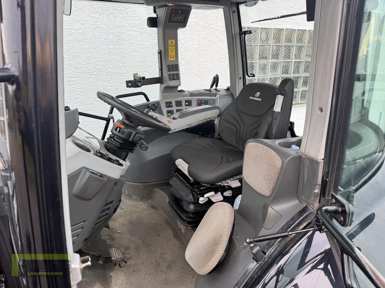 Traktor del tipo CLAAS AXION 810 CMATIC CEBIS Black Edition, Gebrauchtmaschine en Homberg/Ohm - Maulbach (Imagen 4)