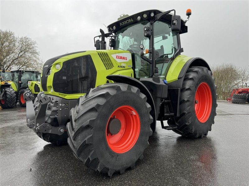 Traktor del tipo CLAAS AXION  810 CMATIC KUN 2500 TIMER OG FRONT PTO!, Gebrauchtmaschine In Nørager (Immagine 1)