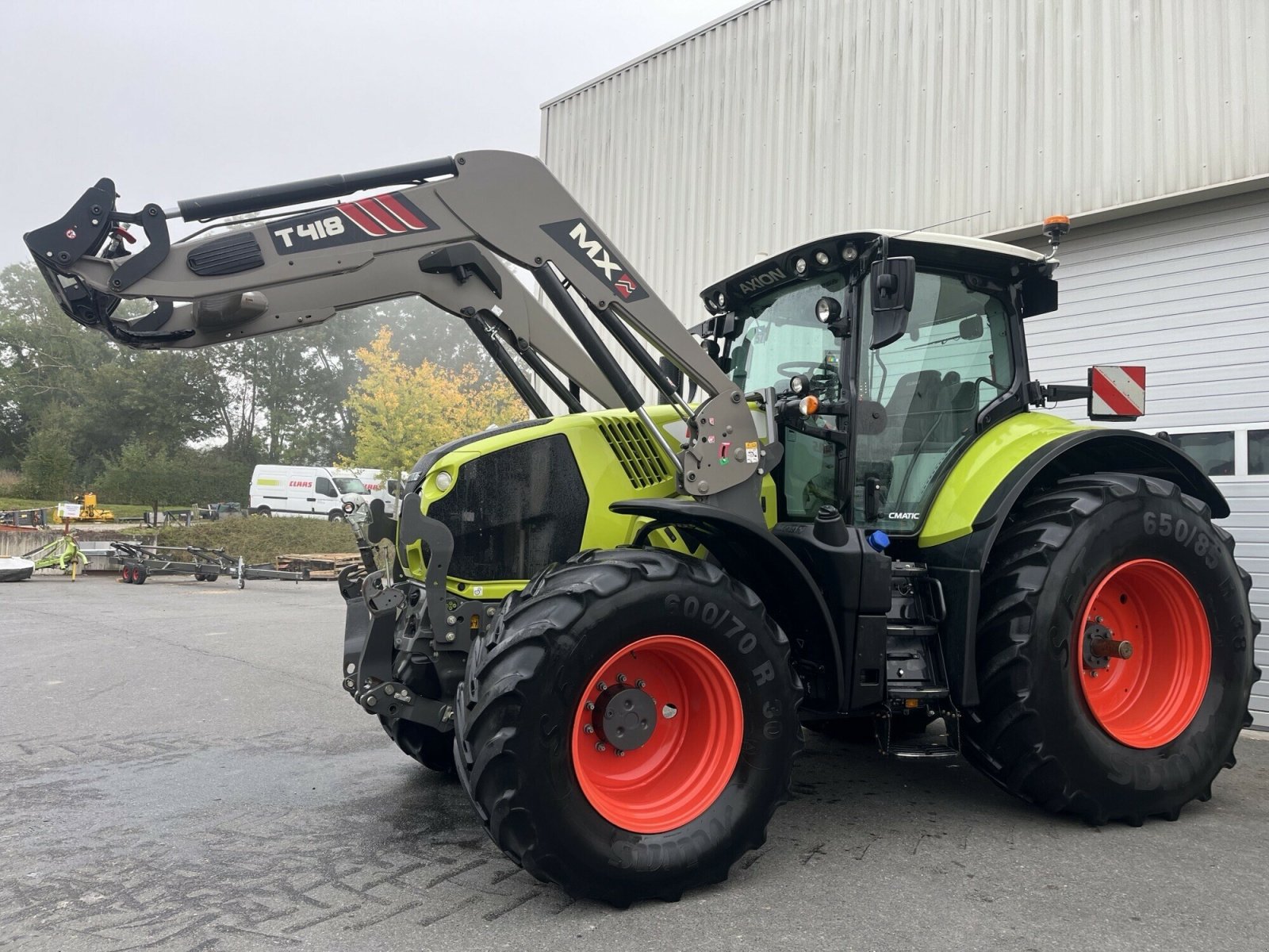 Traktor des Typs CLAAS AXION 810 CMATIC S5 CONCEPT, Gebrauchtmaschine in Charnay-lès-macon (Bild 1)