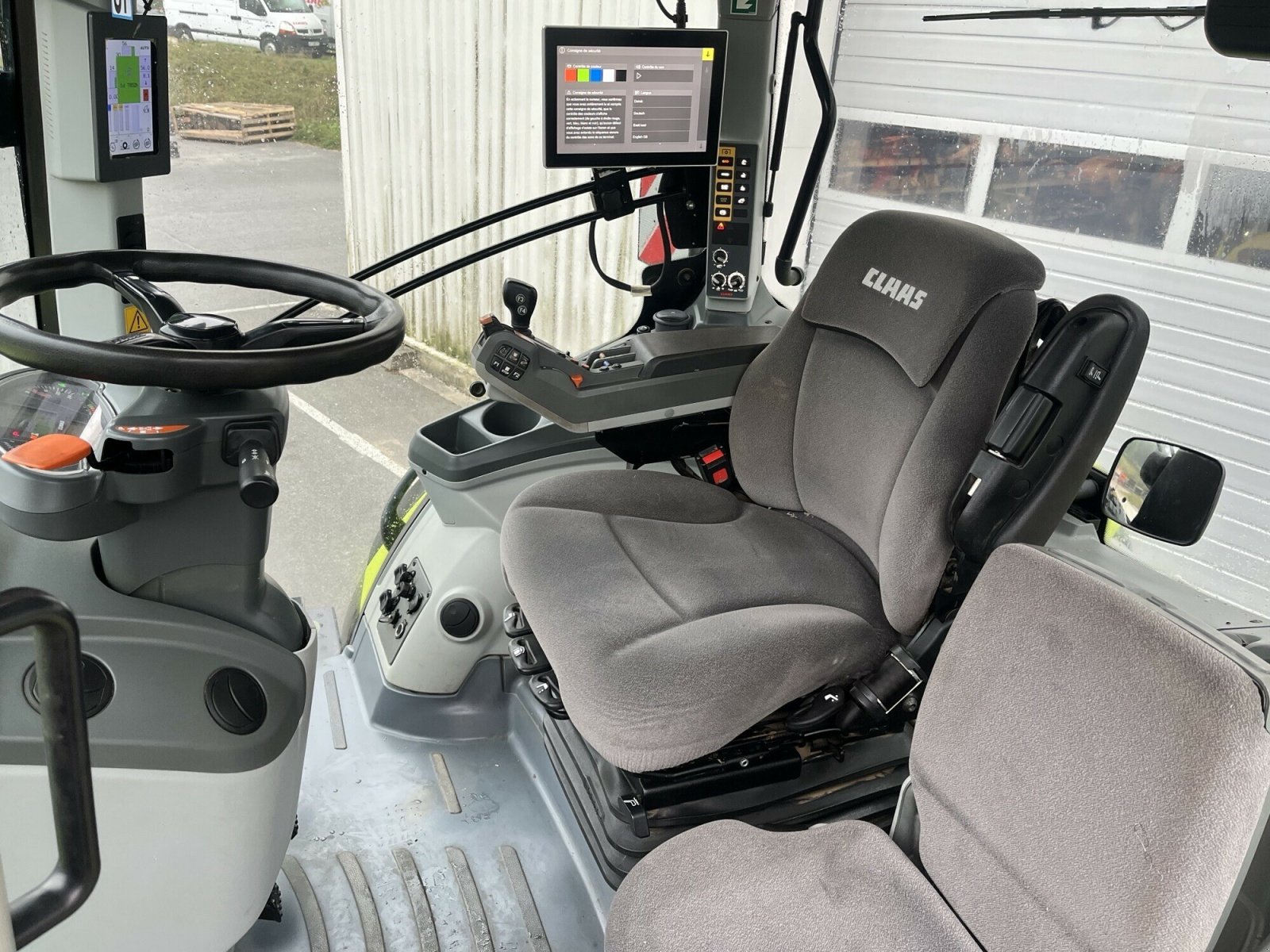 Traktor des Typs CLAAS AXION 810 CMATIC S5 CONCEPT, Gebrauchtmaschine in Charnay-lès-macon (Bild 7)