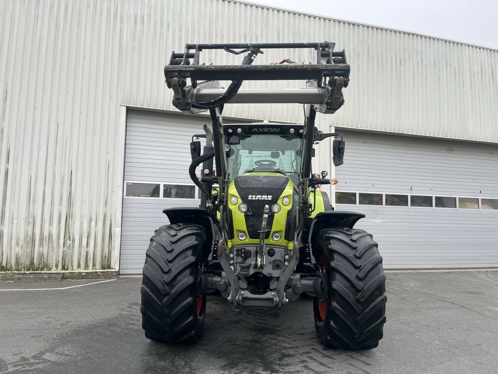 Traktor des Typs CLAAS AXION 810 CMATIC S5 CONCEPT, Gebrauchtmaschine in Charnay-lès-macon (Bild 5)