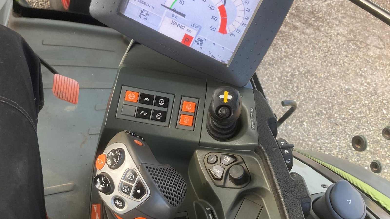 Traktor of the type CLAAS Axion 810 CMATIC Vario, Gebrauchtmaschine in Store Heddinge (Picture 3)