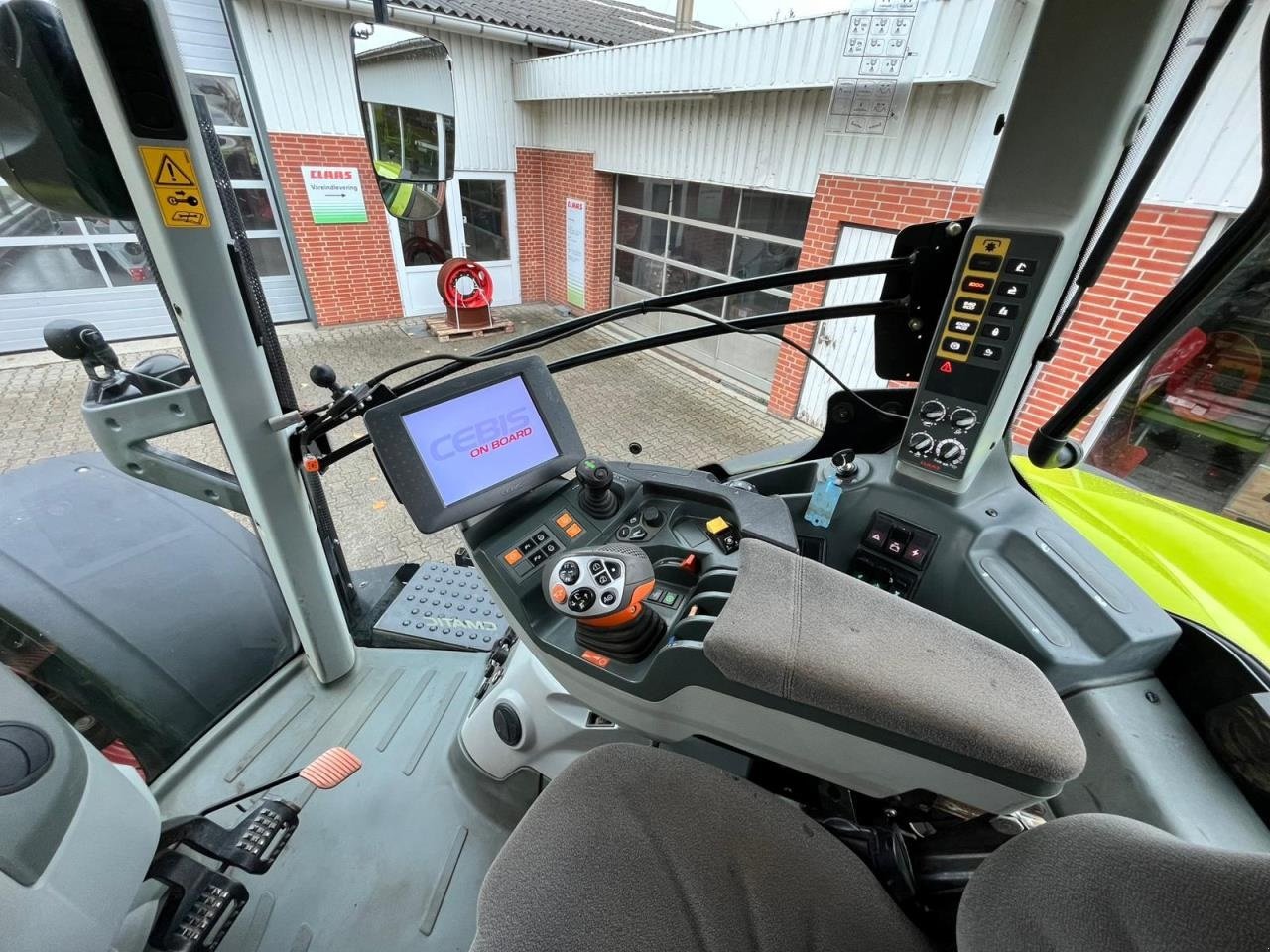 Traktor des Typs CLAAS AXION 810 CMATIC, Gebrauchtmaschine in Tim (Bild 11)