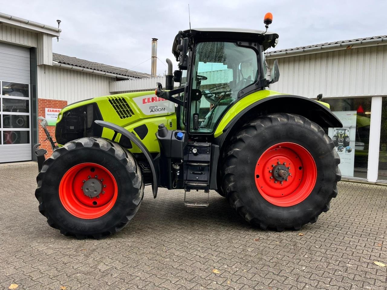 Traktor des Typs CLAAS AXION 810 CMATIC, Gebrauchtmaschine in Tim (Bild 2)