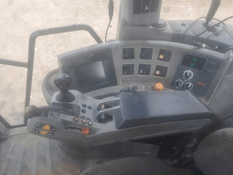 Traktor типа CLAAS AXION 810, Gebrauchtmaschine в PITHIVIERS Cedex (Фотография 3)