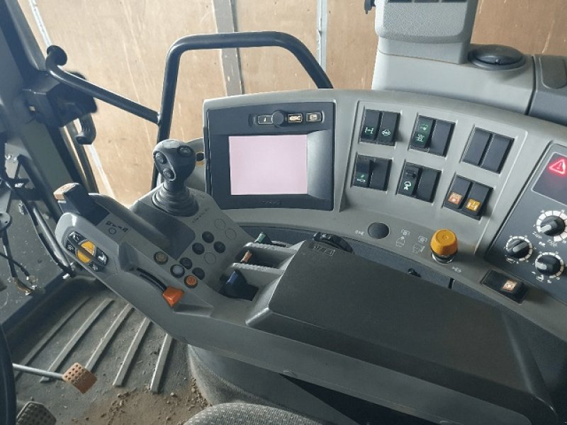 Traktor des Typs CLAAS AXION 810, Gebrauchtmaschine in PITHIVIERS Cedex (Bild 6)