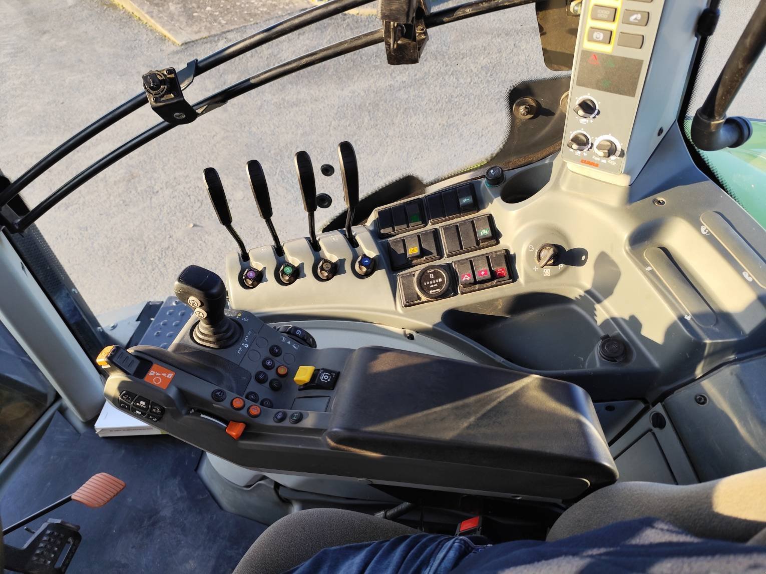 Traktor типа CLAAS AXION 810, Gebrauchtmaschine в Le Horps (Фотография 9)